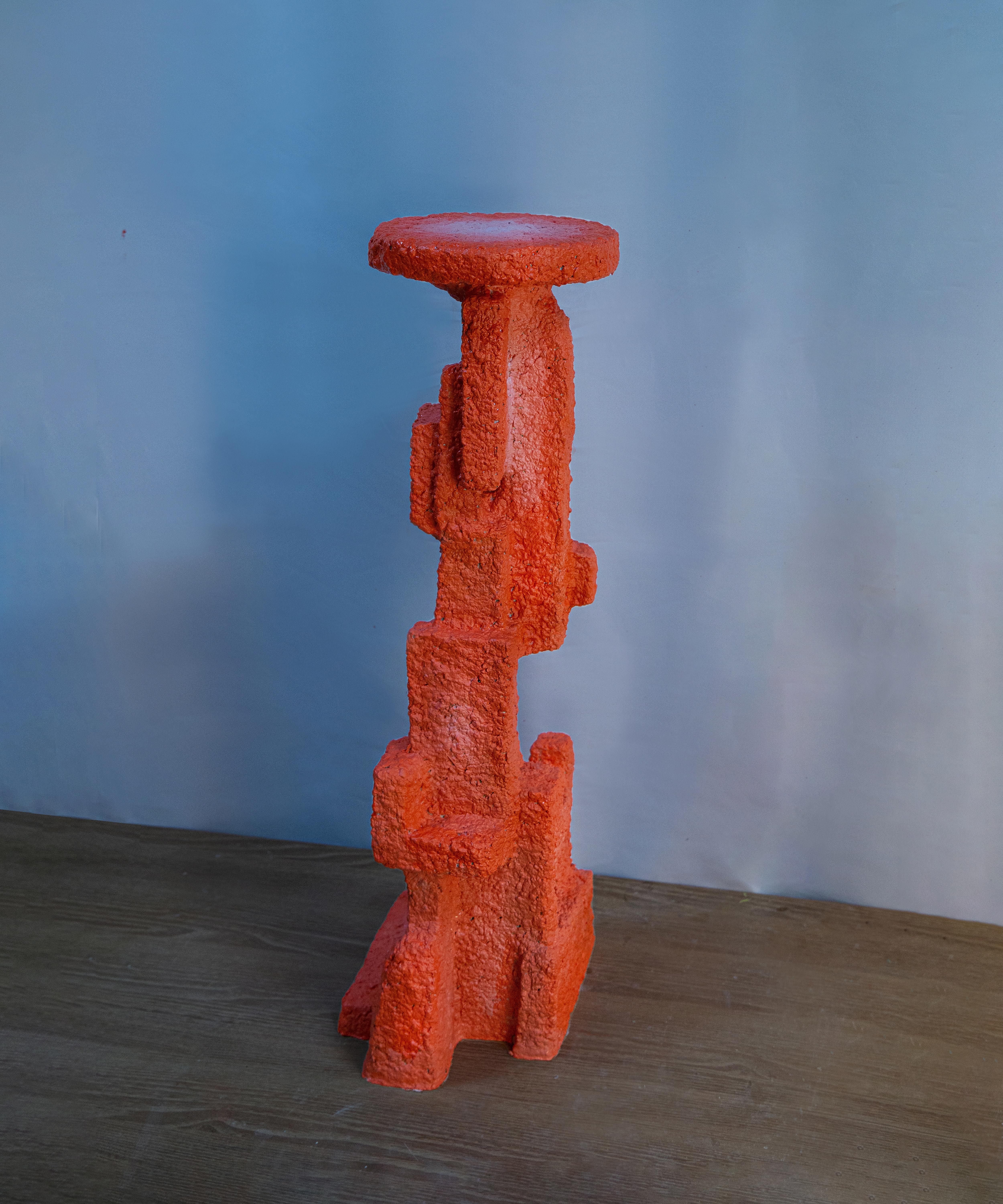 Red Figure (2022) ist ein skulpturales Möbelstück, das von koreanischen Steinpagoden inspiriert ist. Die Koreaner äußern Wünsche oder halten eine Zeit der Besinnung ab, indem sie einen Stein nach dem anderen aufstapeln. Wenn sich die Wünsche vieler