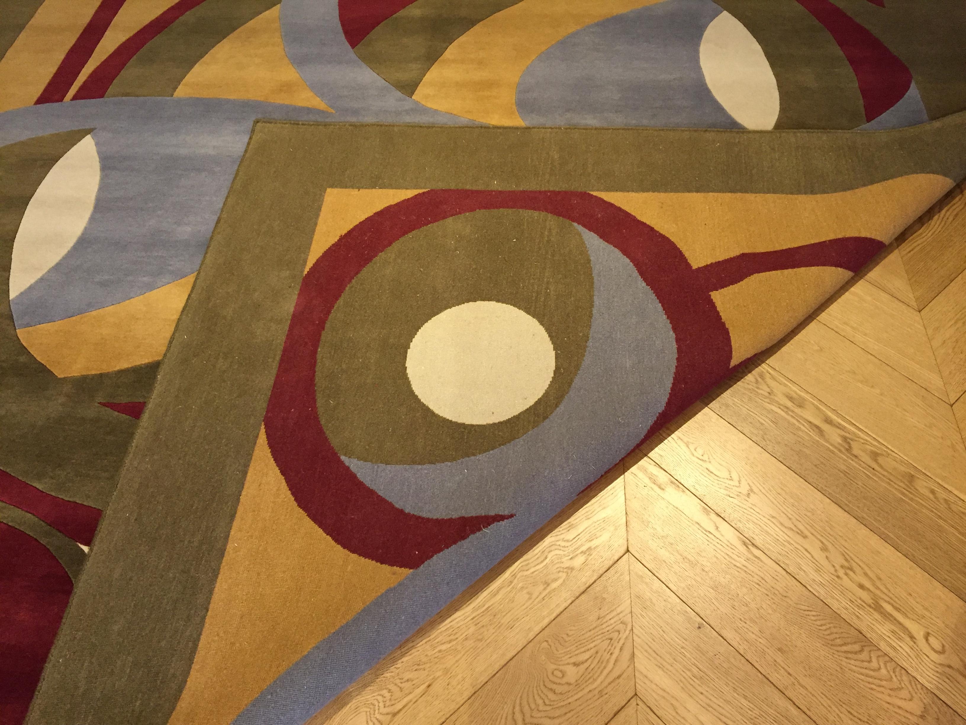 Zeitgenössischer Boralevi's Design Teppich aus natürlicher Wolle in Rot, Grün, Gelb und Grau im Angebot 8