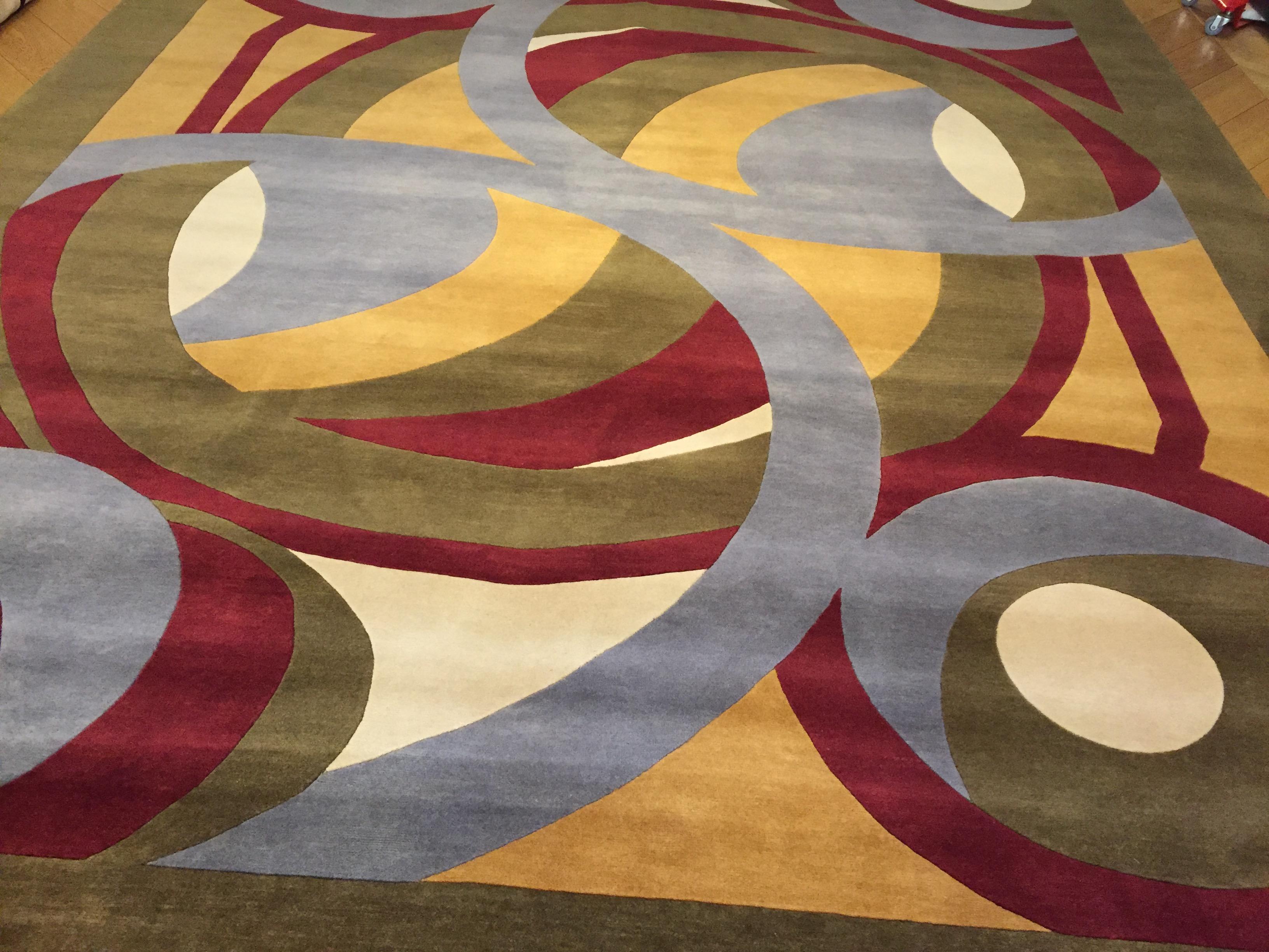 The decoration of this carpet of contemporary production is inspired by a particular type of Art Deco rugs, characterized by curvilinear motifs. These motifs give the rug a particular vitality. In our example this effect is accentuated by a skillful