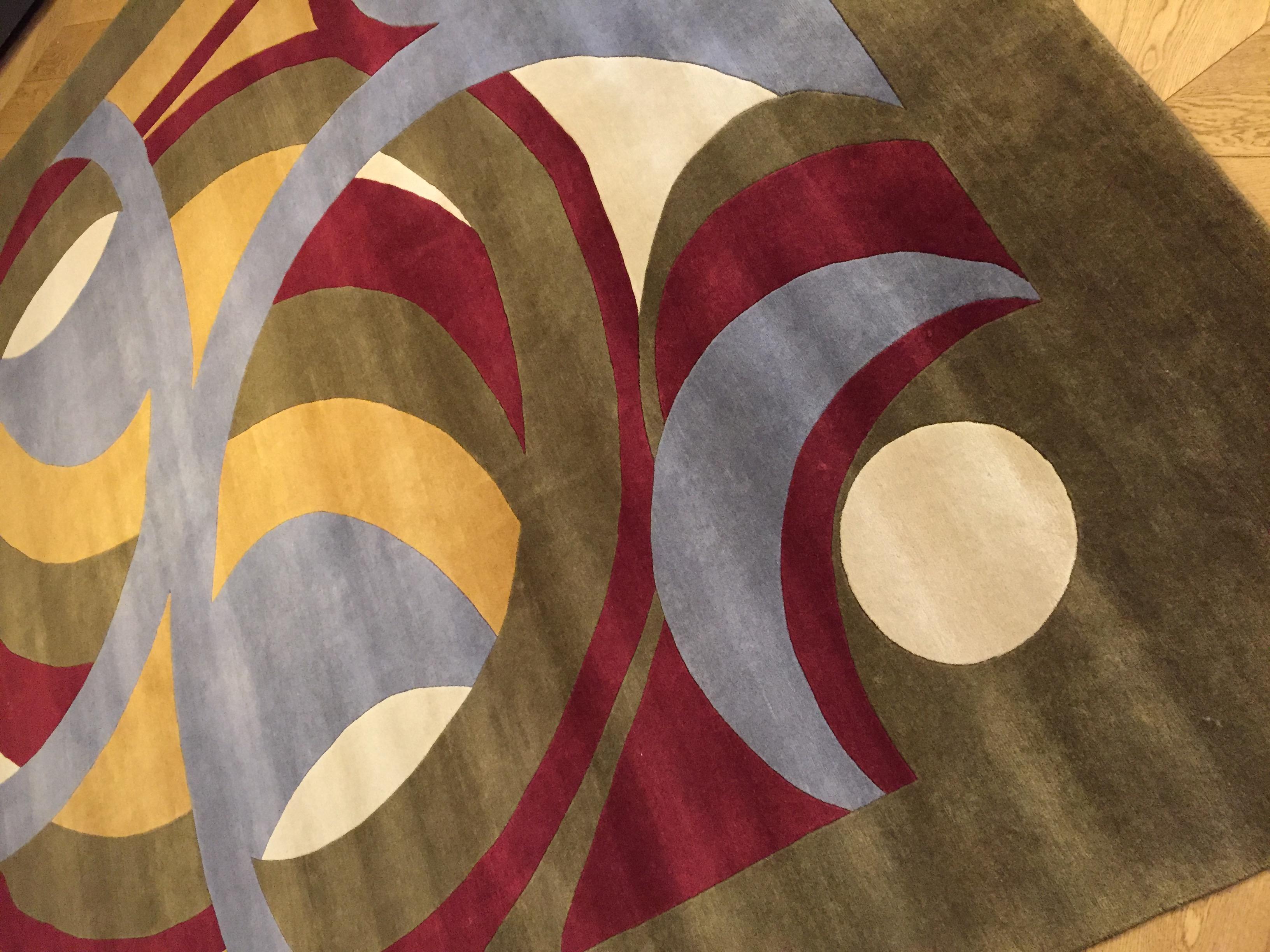 Zeitgenössischer Boralevi's Design Teppich aus natürlicher Wolle in Rot, Grün, Gelb und Grau (Handgeknüpft) im Angebot
