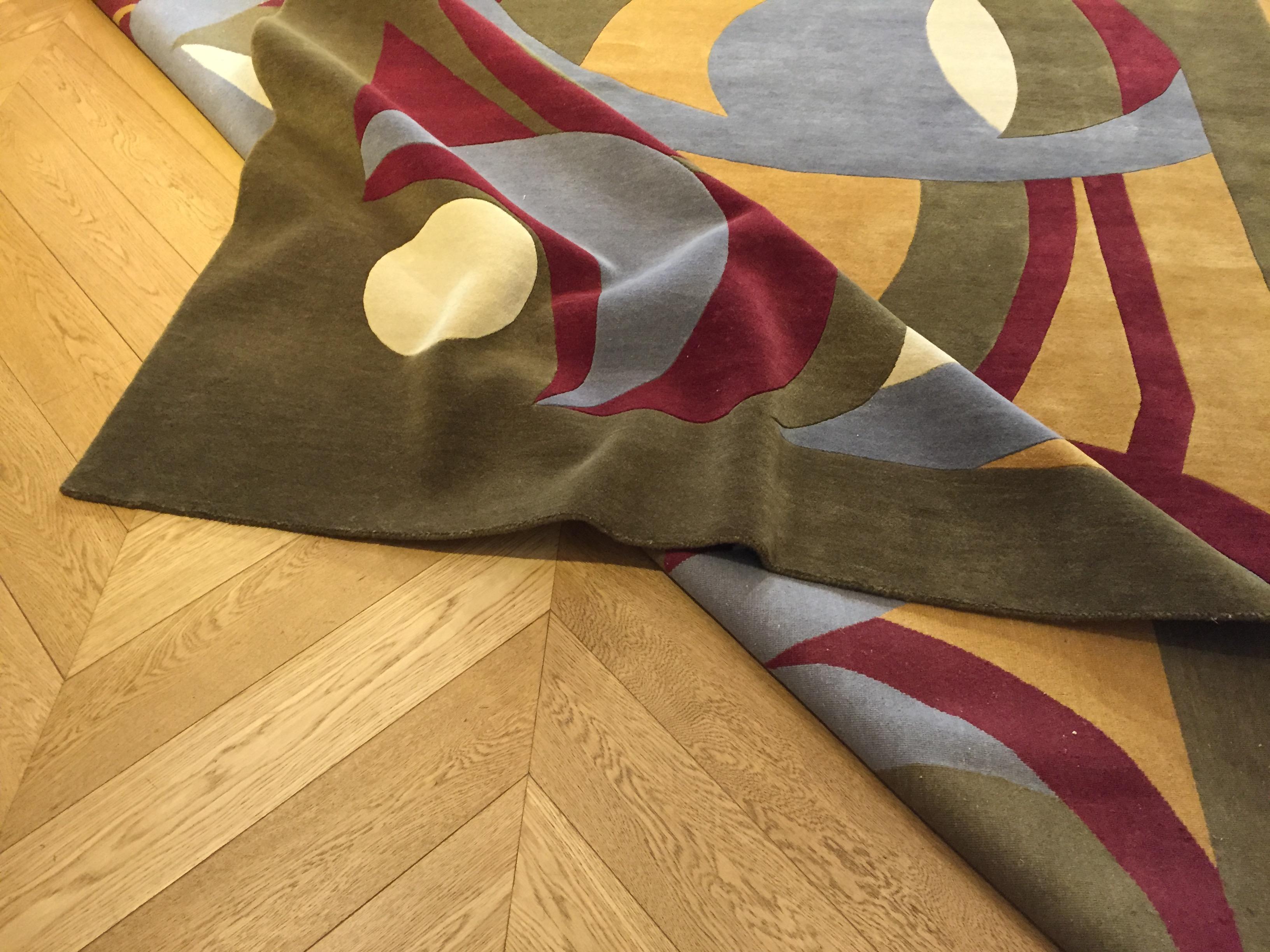 Zeitgenössischer Boralevi's Design Teppich aus natürlicher Wolle in Rot, Grün, Gelb und Grau im Angebot 2