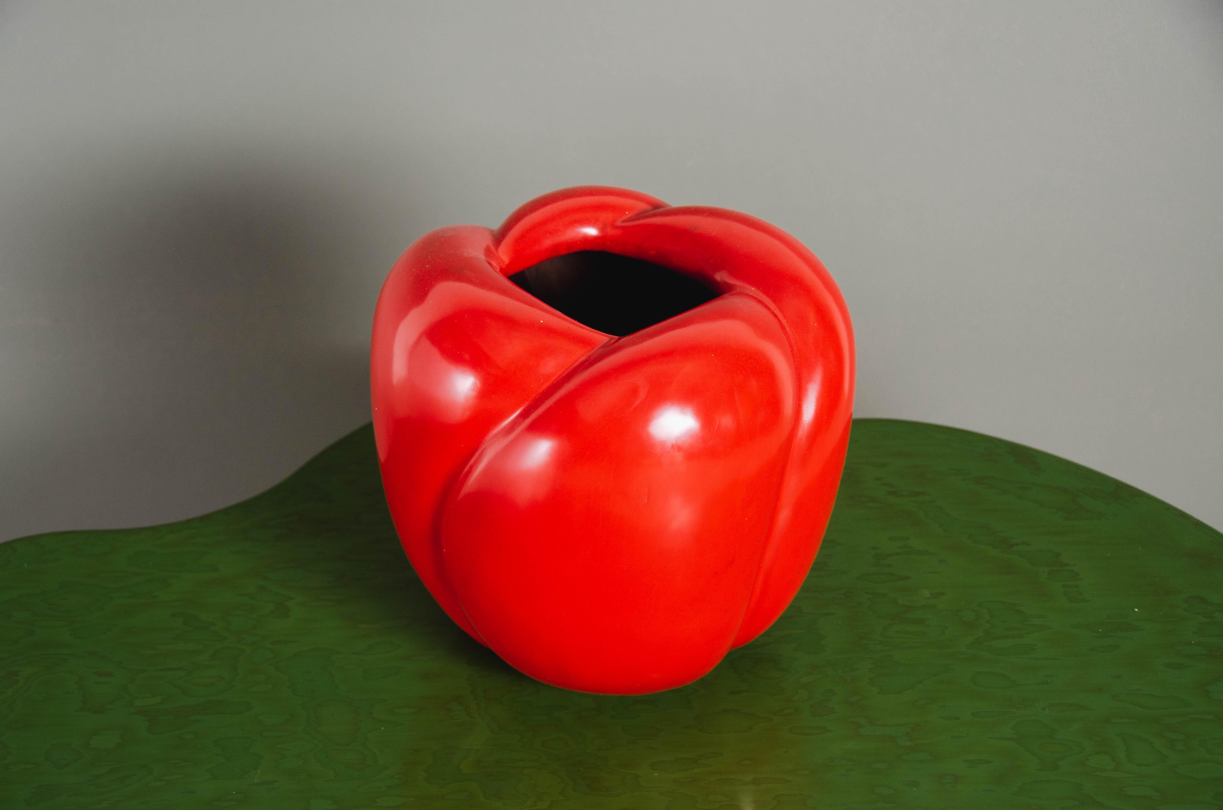 Vaso a 4 petali
Lacca rossa
Mano Repoussé
Base in rame
Contemporaneo
Edizione limitata

La lacca è una tecnica che risale alla dinastia Shang, circa 1600-1100 a.C.. Questi pezzi sono realizzati con almeno 60 strati di lacca organica. Ogni