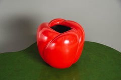 Pot contemporain à 4 pétales en laque rouge de Robert Kuo, repoussé à la main, édition limitée