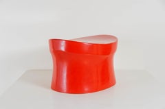 Sgabello contemporaneo con seduta a sella in lacca rossa di Robert Kuo, edizione limitata