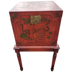 Meuble de rangement et de classement asiatique contemporain laqué rouge et orné sur Stand