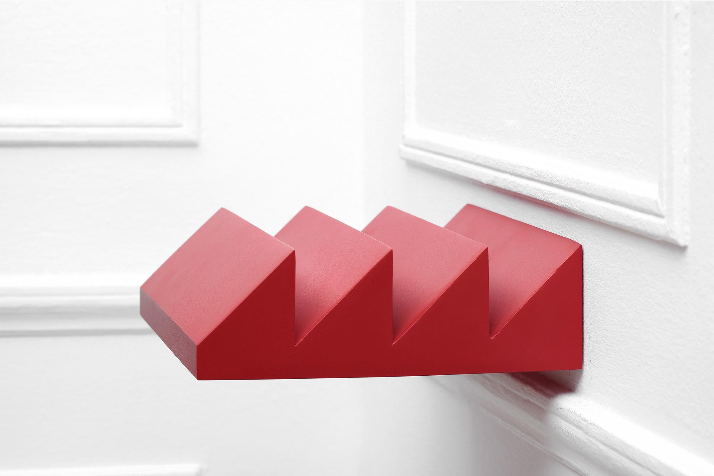 Nueva estantería de pared de acero lacado en rojo Zig Zag, diseñada a mano por el diseñador barcelonés Max Enrich. Diseño coleccionable. Es un estante en voladizo que puede utilizarse para vaciar los bolsillos o para colocar cosas. 

Una colección