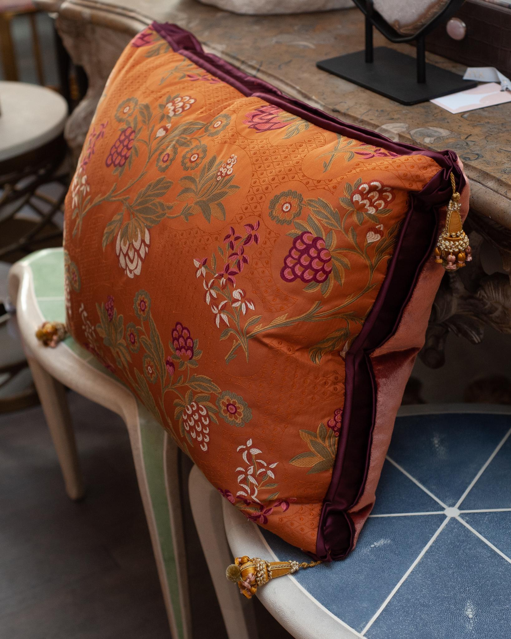 Canadien Coussin contemporain en brocart de soie rouge-orange avec broderie florale ornée en vente