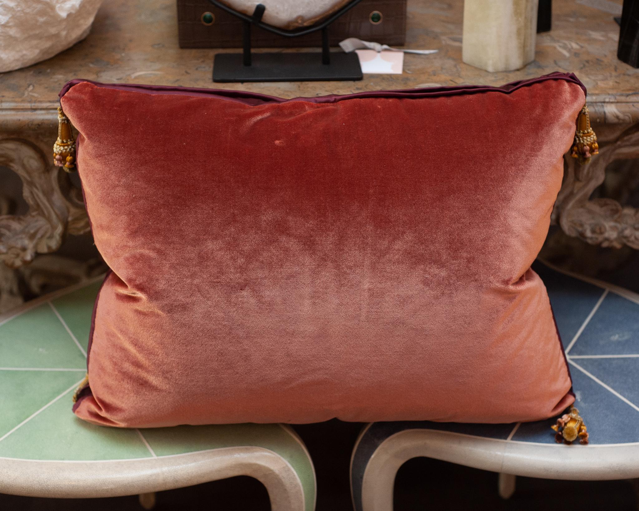 Brodé Coussin contemporain en brocart de soie rouge-orange avec broderie florale ornée en vente