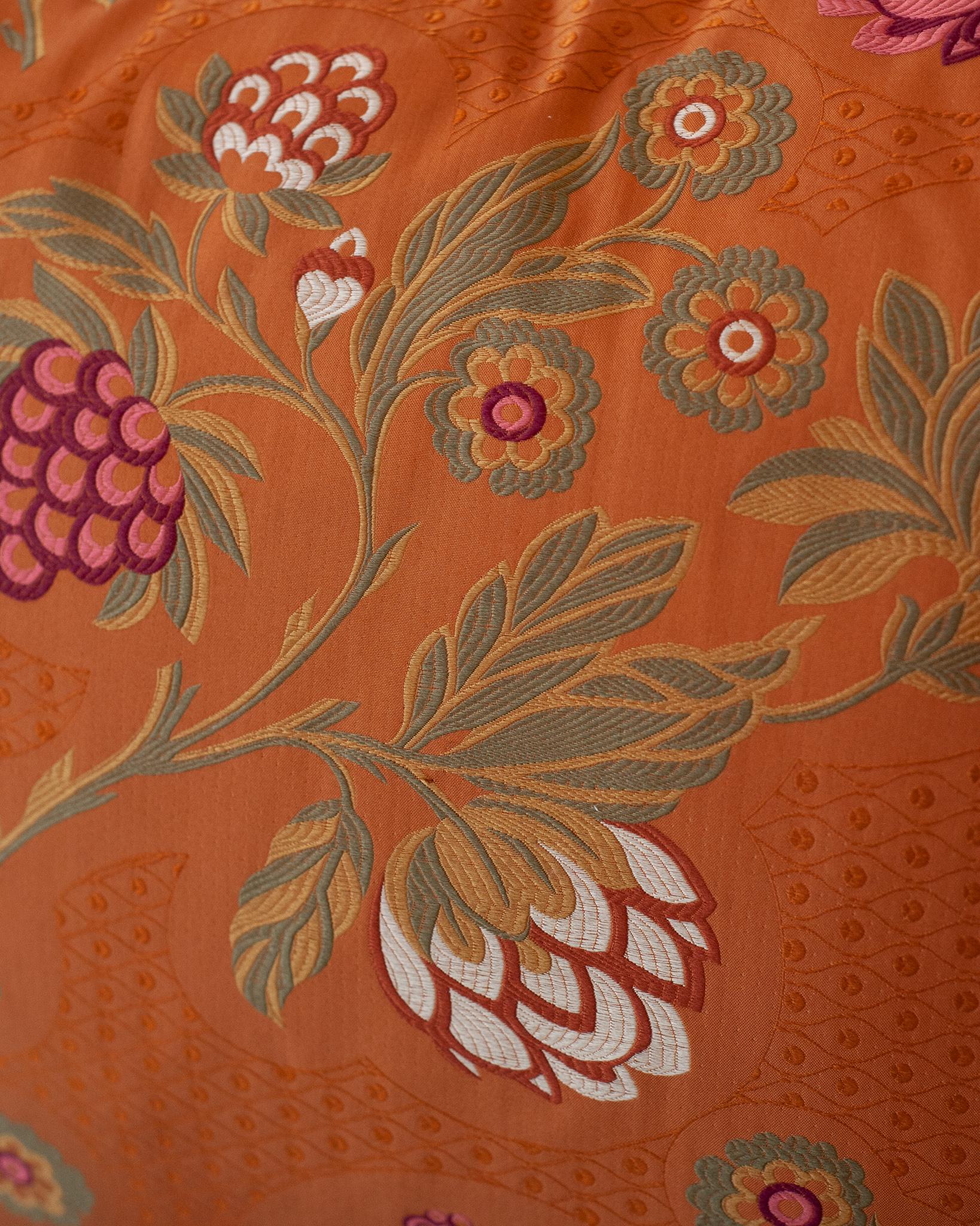 Coussin contemporain en brocart de soie rouge-orange avec broderie florale ornée Neuf - En vente à Toronto, ON