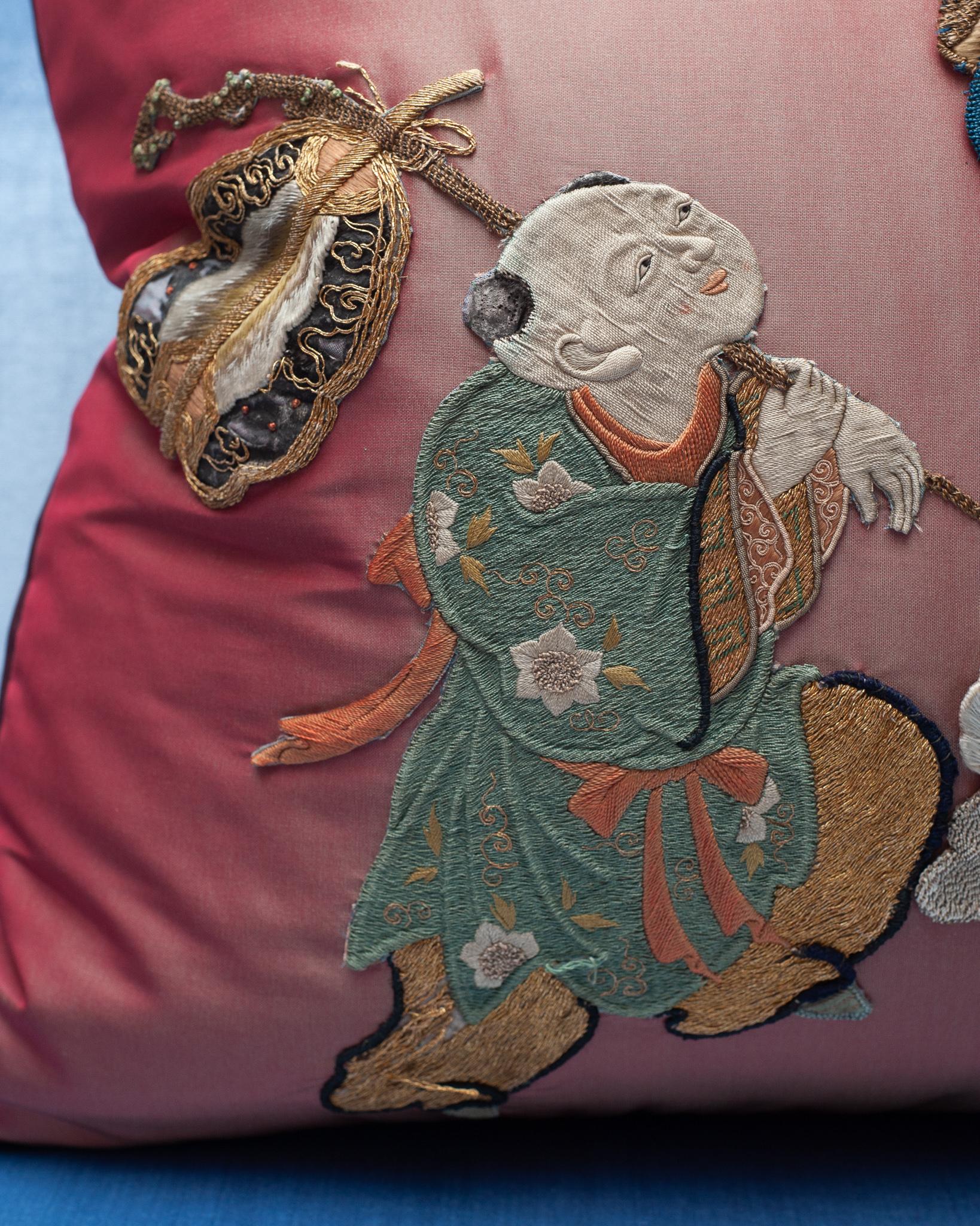 Contemporary Red / Orange Silk Pillow mit antiken asiatischen Stickereien im Zustand „Neu“ im Angebot in Toronto, ON