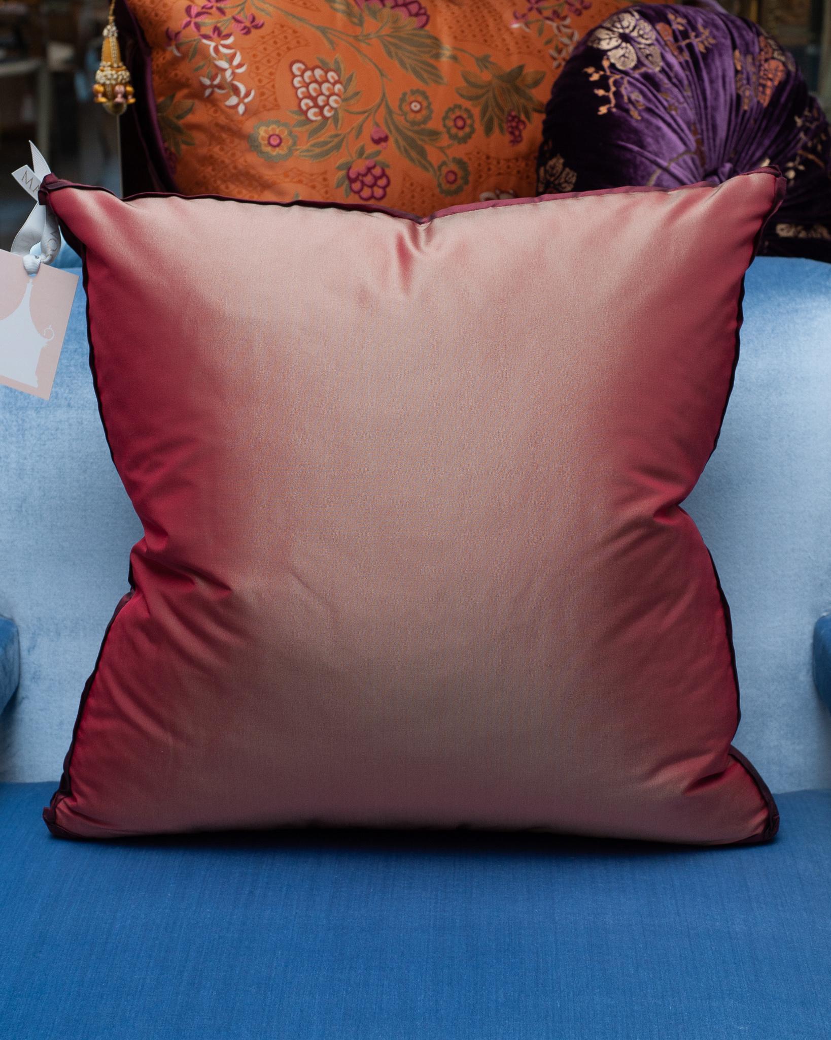 Contemporary Red / Orange Silk Pillow mit antiken asiatischen Stickereien (21. Jahrhundert und zeitgenössisch) im Angebot