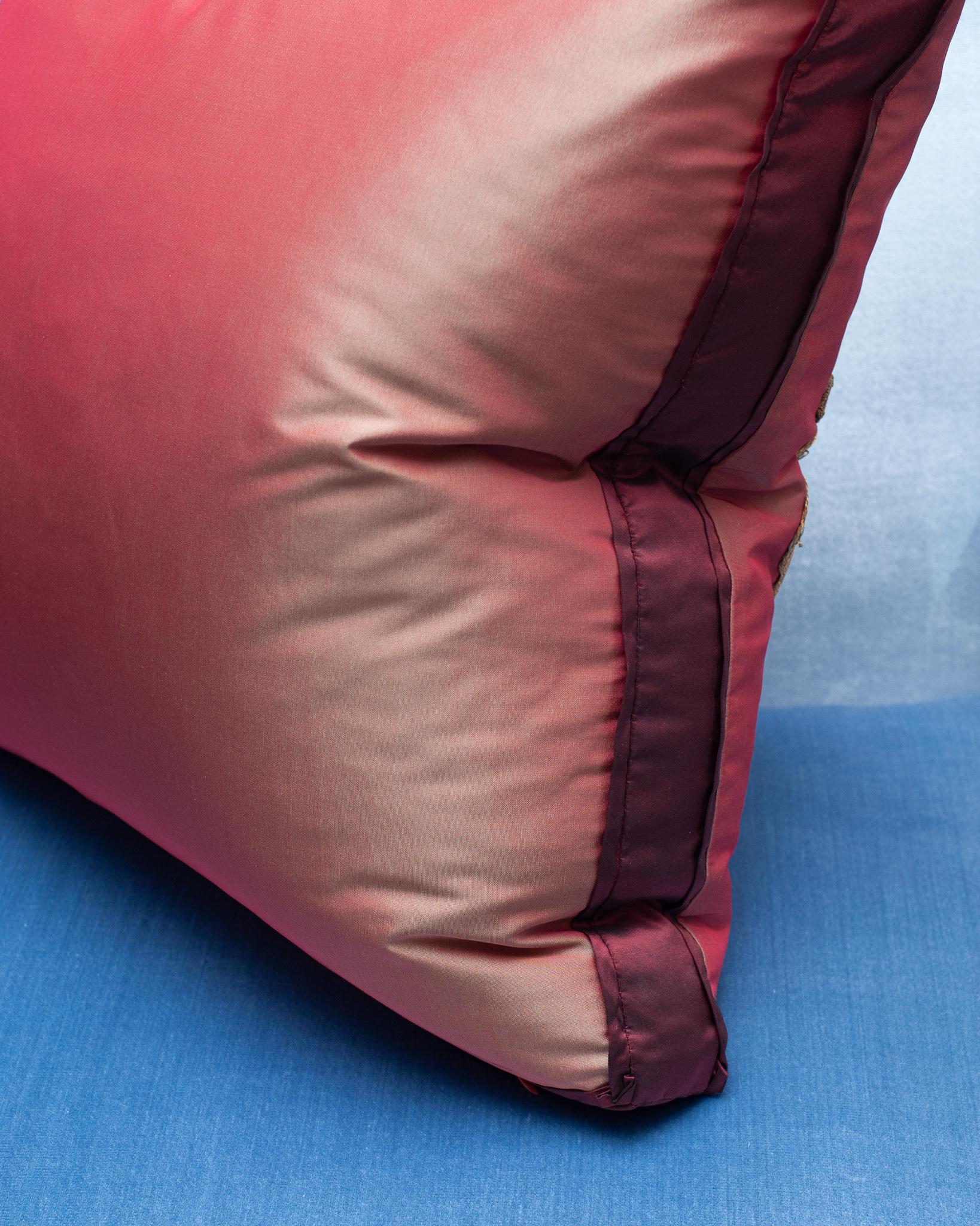 Contemporary Red / Orange Silk Pillow mit antiken asiatischen Stickereien (Metallfaden) im Angebot