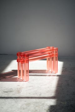 Petit banc contemporain en résine rouge Traculide poli par Laurids Gallée