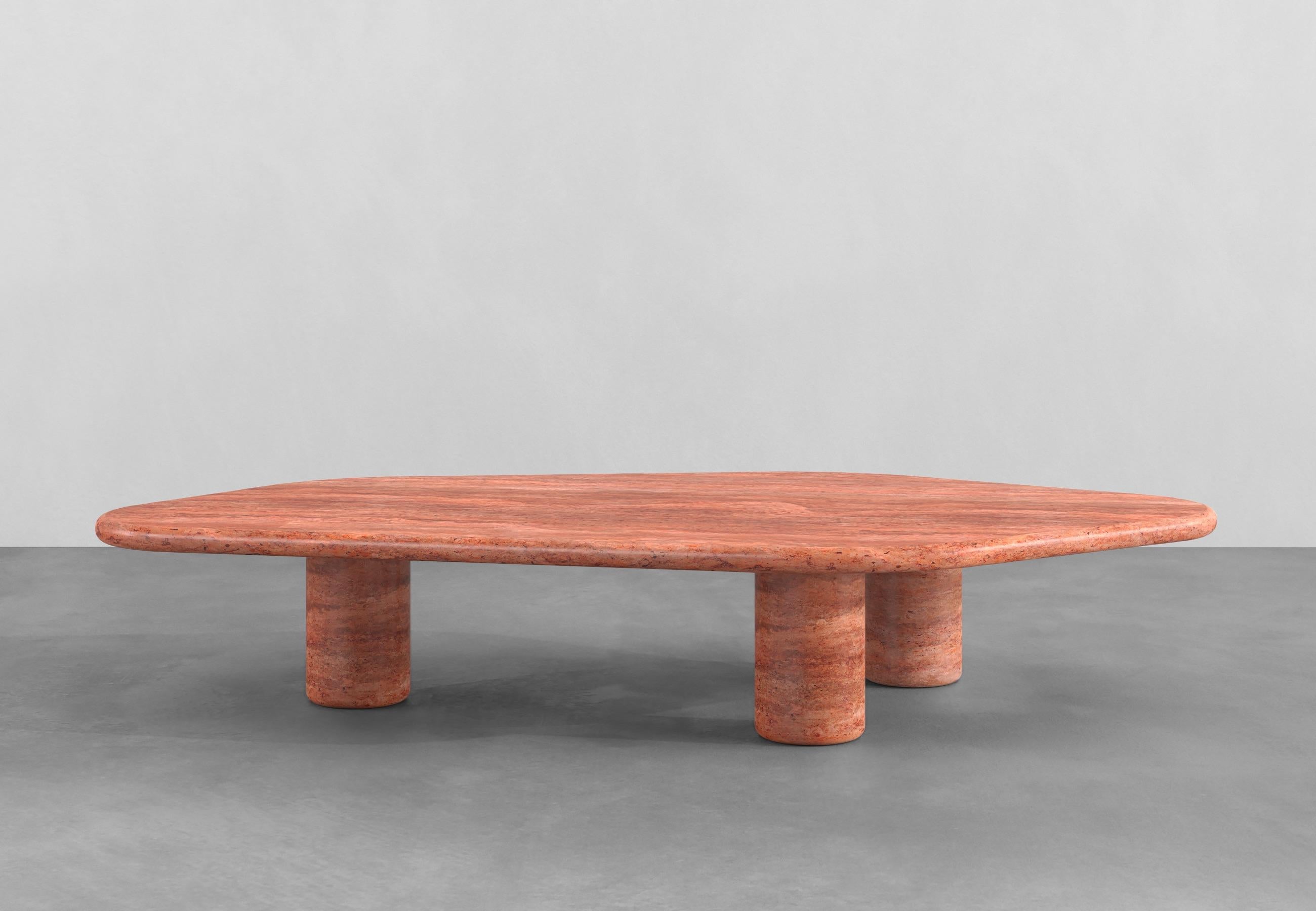 Bohème Table basse contemporaine La Vézère en travertin rouge 170 cm par Armand & Francine en vente