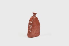 Vaso rosso contemporaneo modello "Aloi" di Willem Van Hooff Terracotta, smaltata
