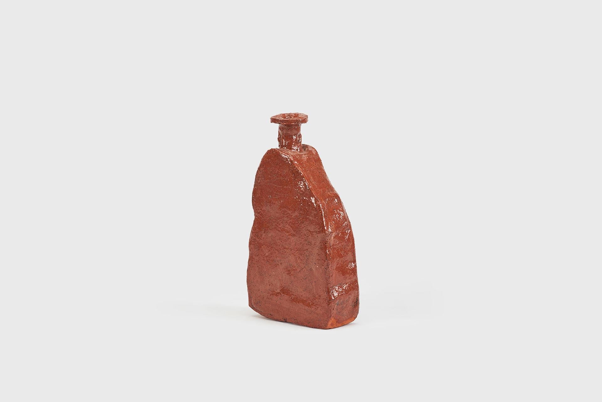 Zeitgenössisches rotes Gefäßmodell „Aloi“ von Willem Van Hooff, Steingut, glasiert (Niederländisch) im Angebot