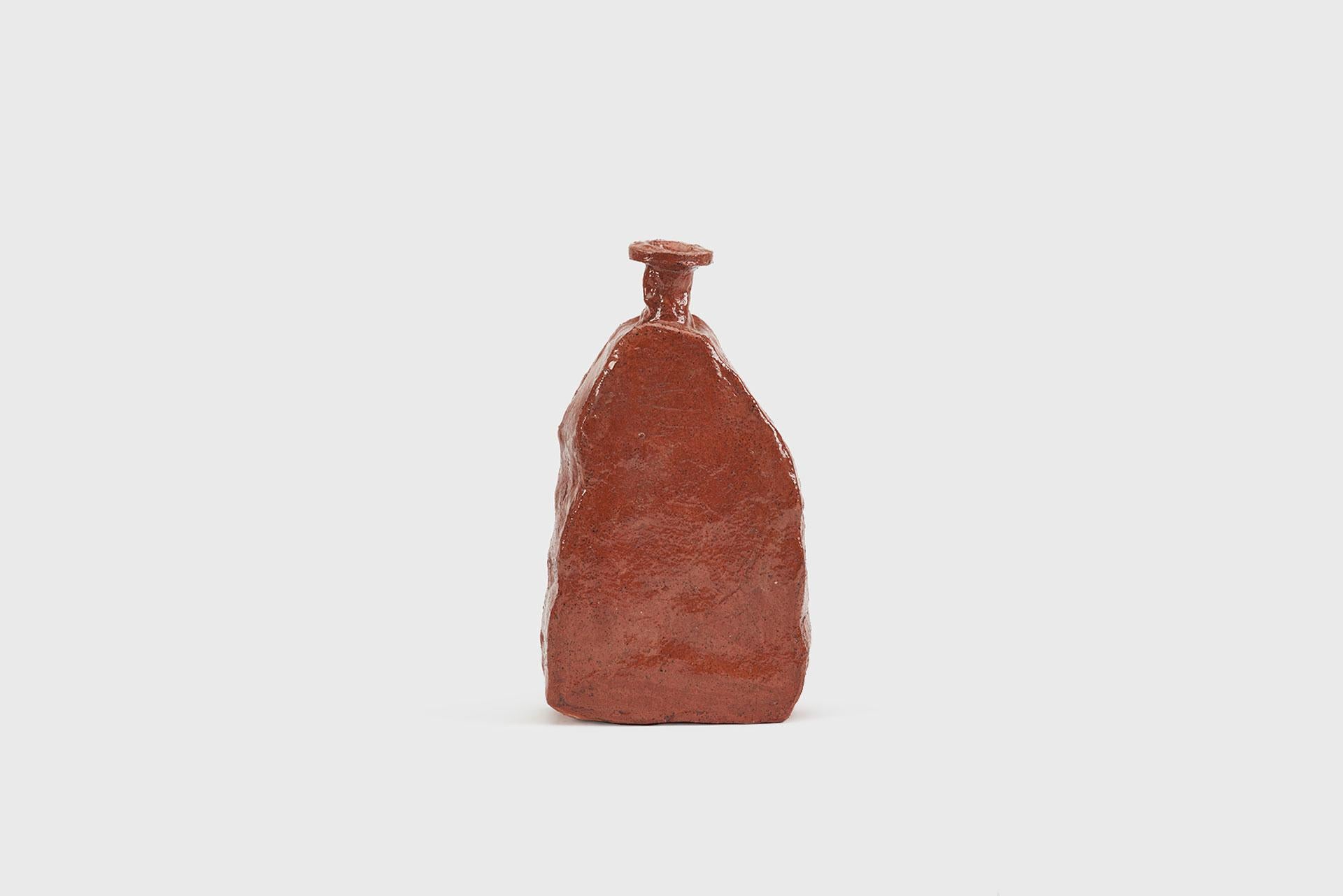 Zeitgenössisches rotes Gefäßmodell „Aloi“ von Willem Van Hooff, Steingut, glasiert im Zustand „Neu“ im Angebot in Barcelona, ES