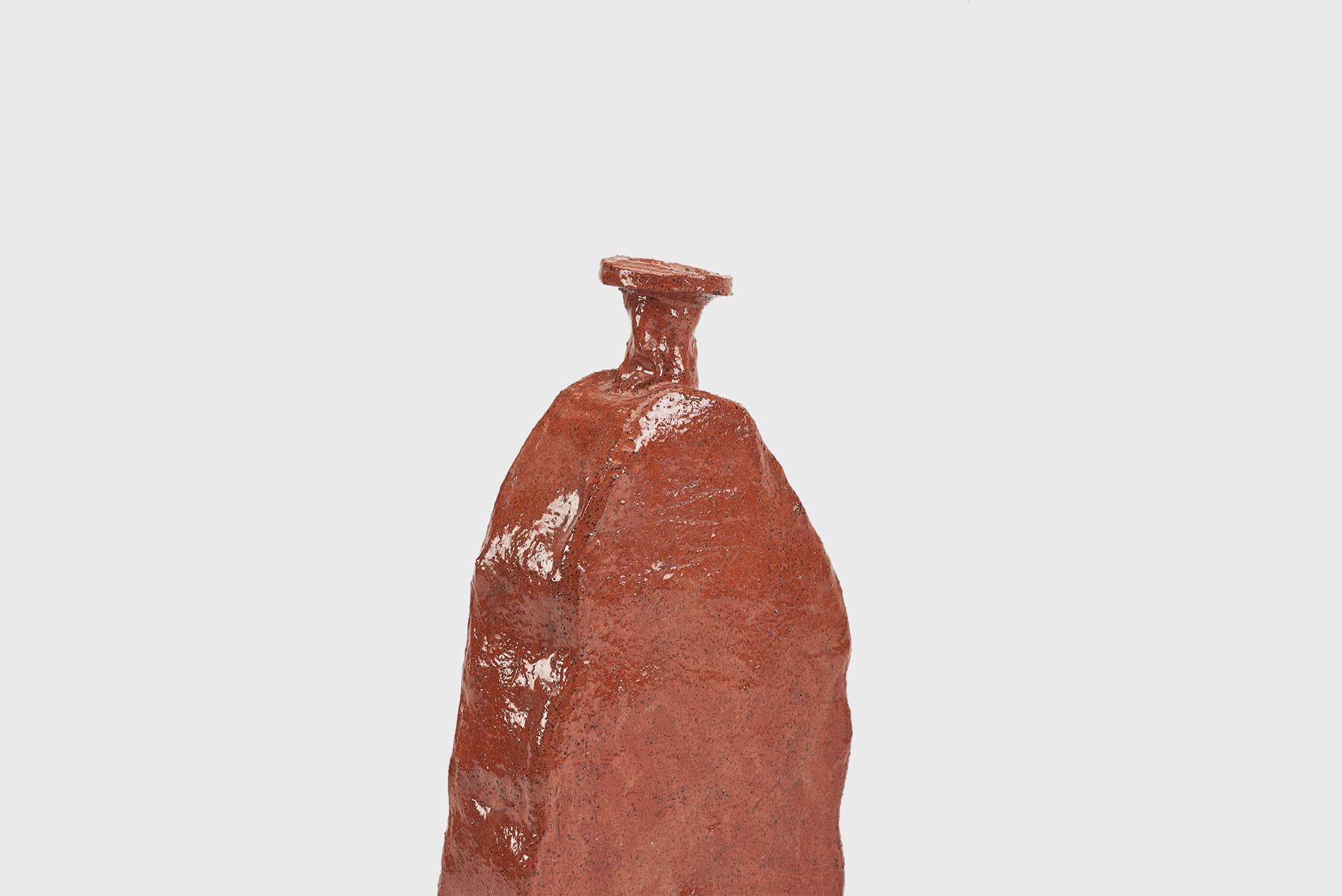 Zeitgenössisches rotes Gefäßmodell „Aloi“ von Willem Van Hooff, Steingut, glasiert (21. Jahrhundert und zeitgenössisch) im Angebot