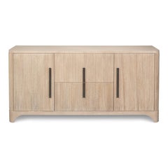 Buffet contemporain à rainures en chêne blanchi