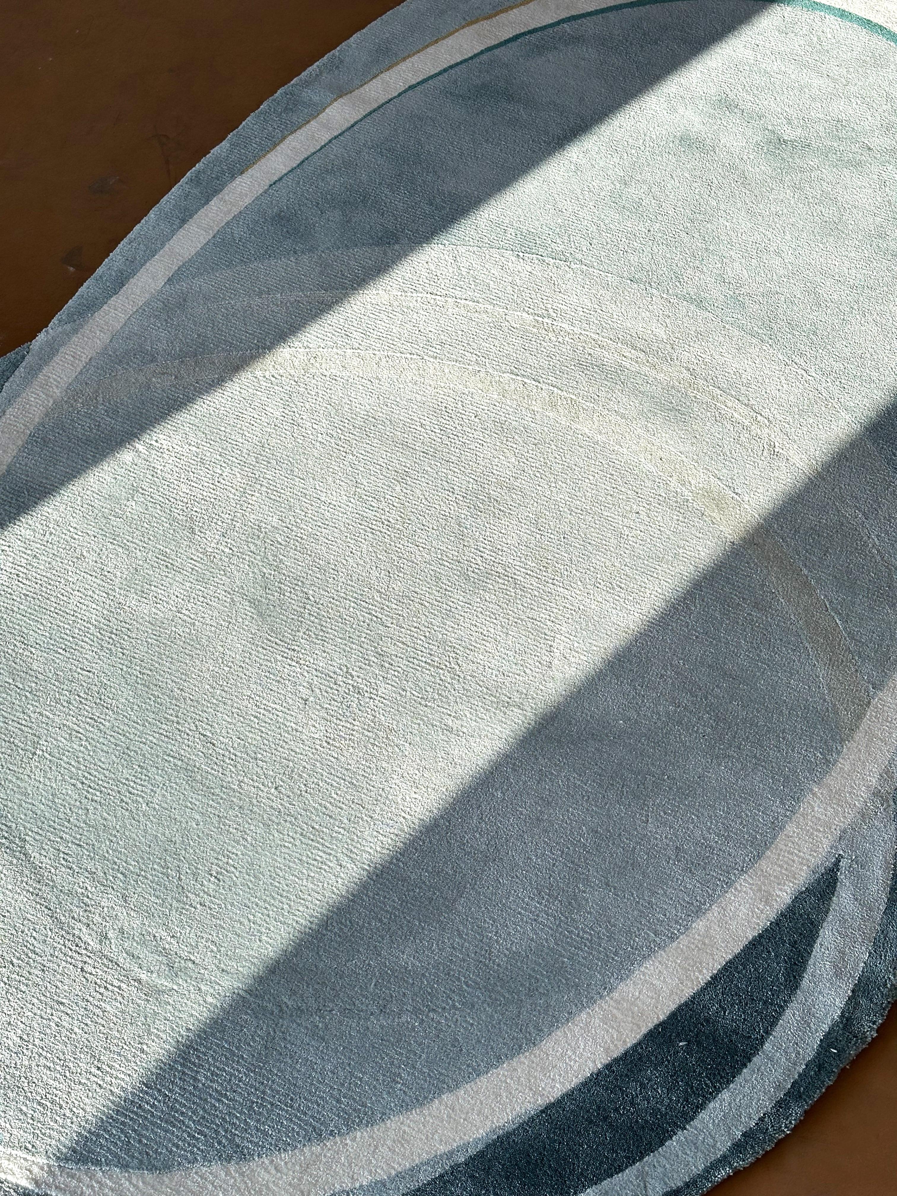 Zeitgenössischer Reflection-Teppich aus handgetufteter botanischer Seide im Zustand „Neu“ im Angebot in London, GB