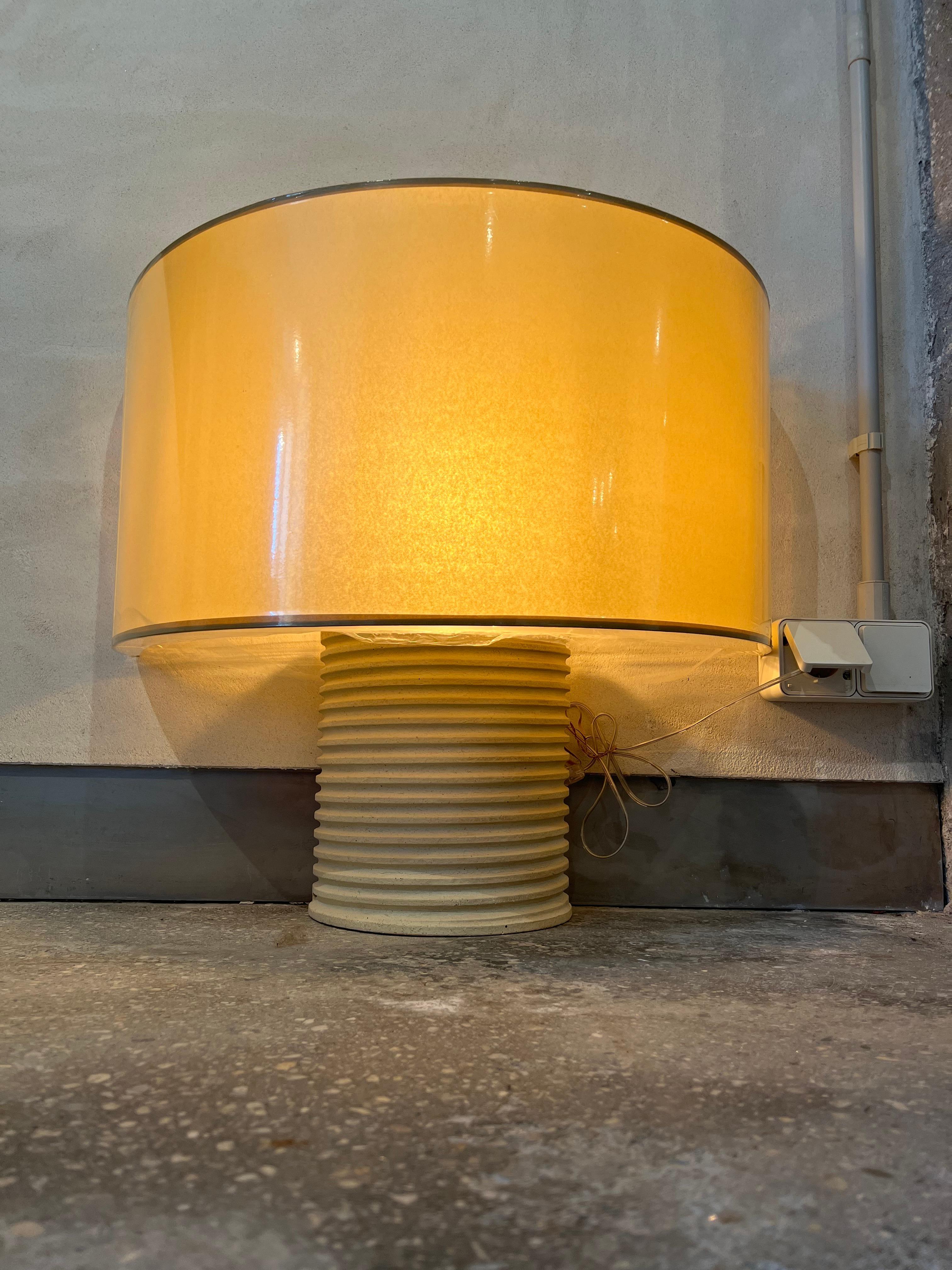 Lampe de bureau réfractoire contemporaine faite à la main en céramique blanche Neuf - En vente à Carballo, ES