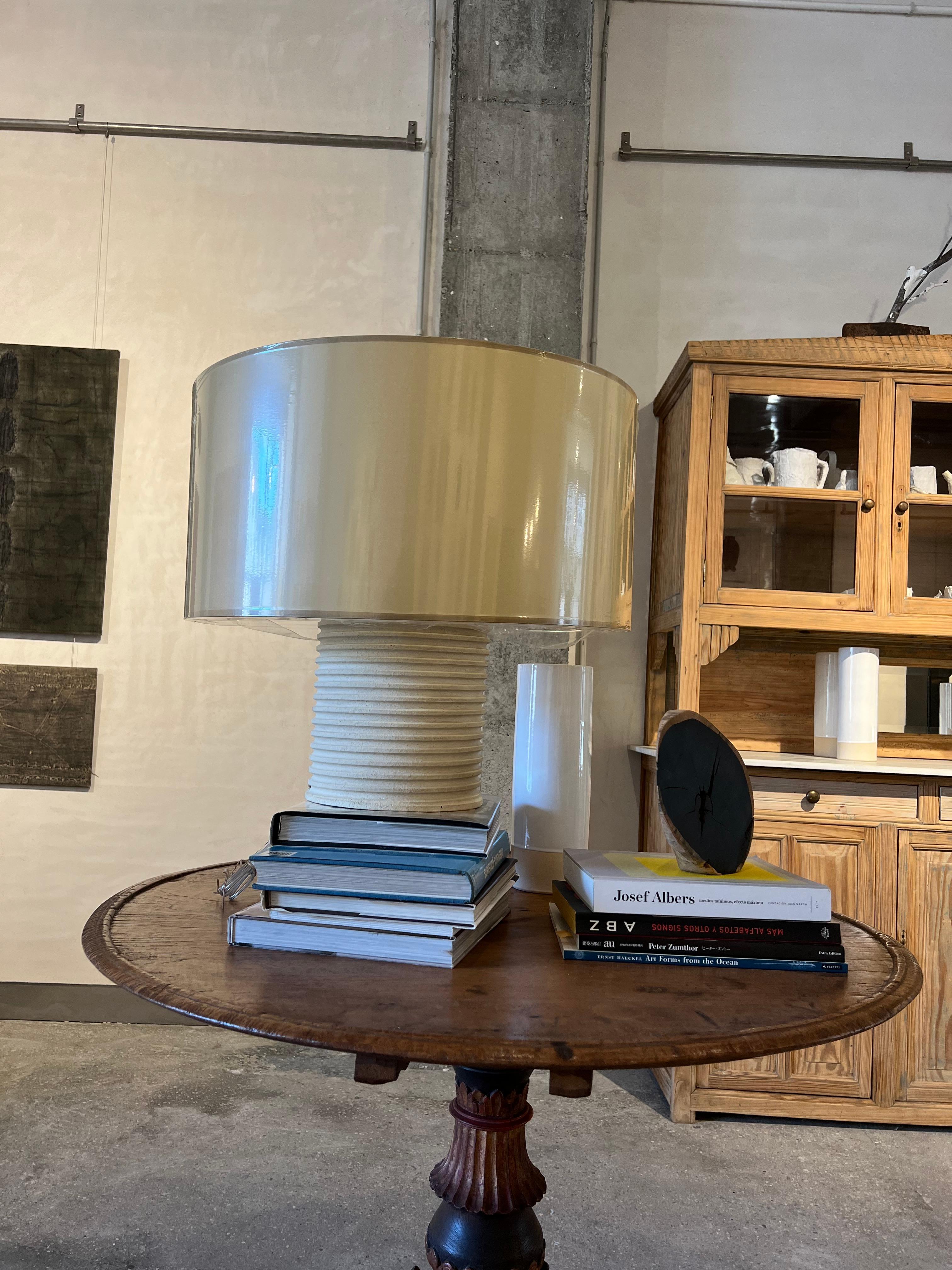 XXIe siècle et contemporain Lampe de bureau réfractoire contemporaine faite à la main en céramique blanche en vente