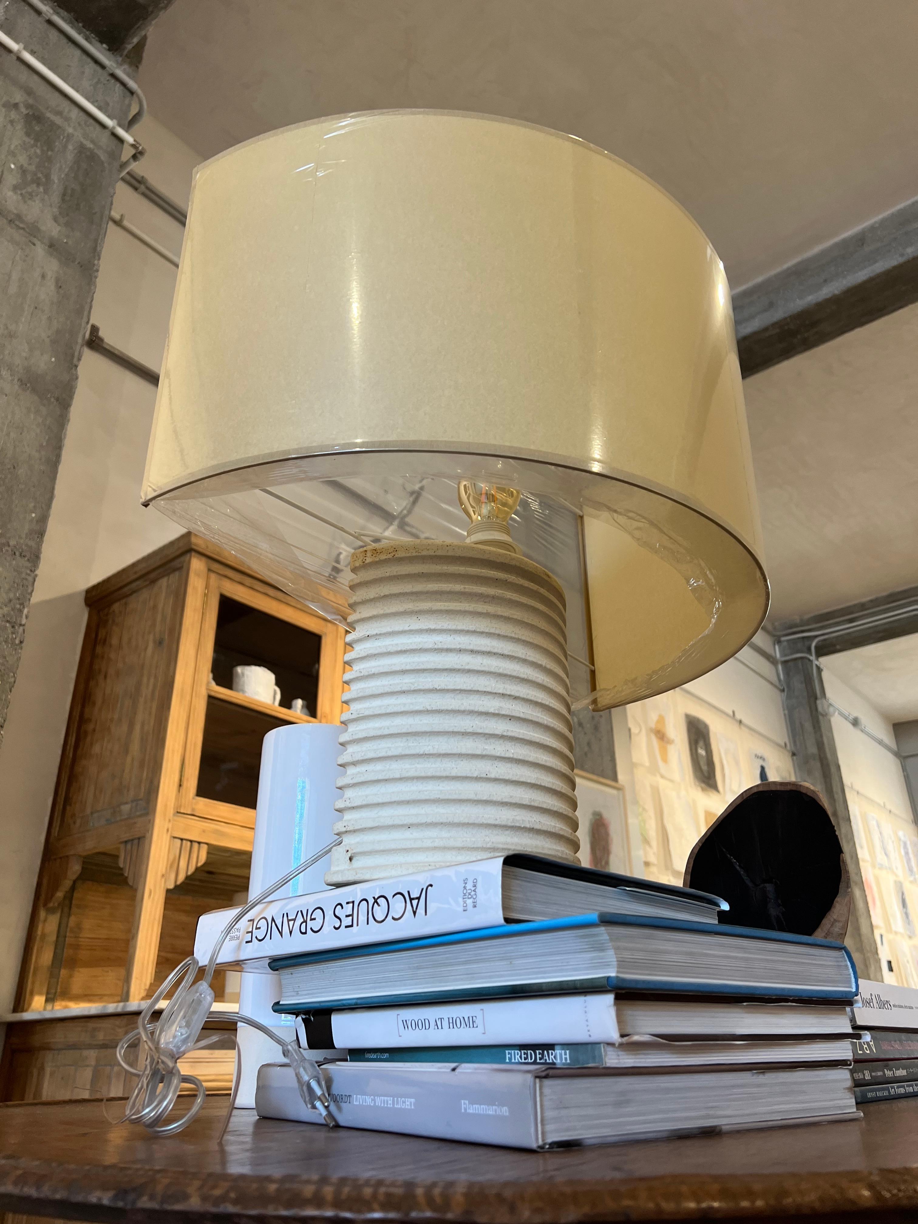 Lampe de bureau réfractoire contemporaine faite à la main en céramique blanche en vente 1