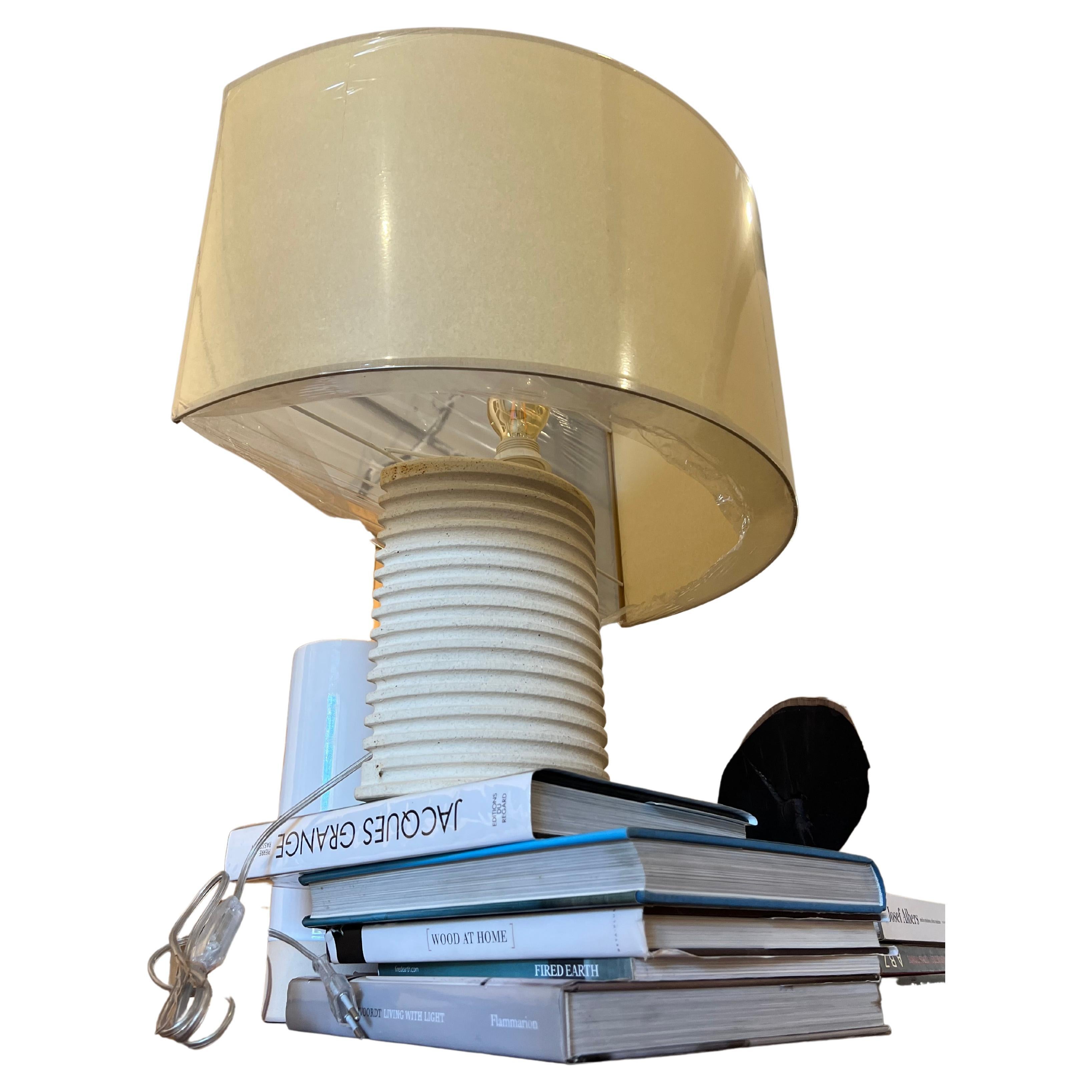 Lampe de bureau réfractoire contemporaine faite à la main en céramique blanche en vente
