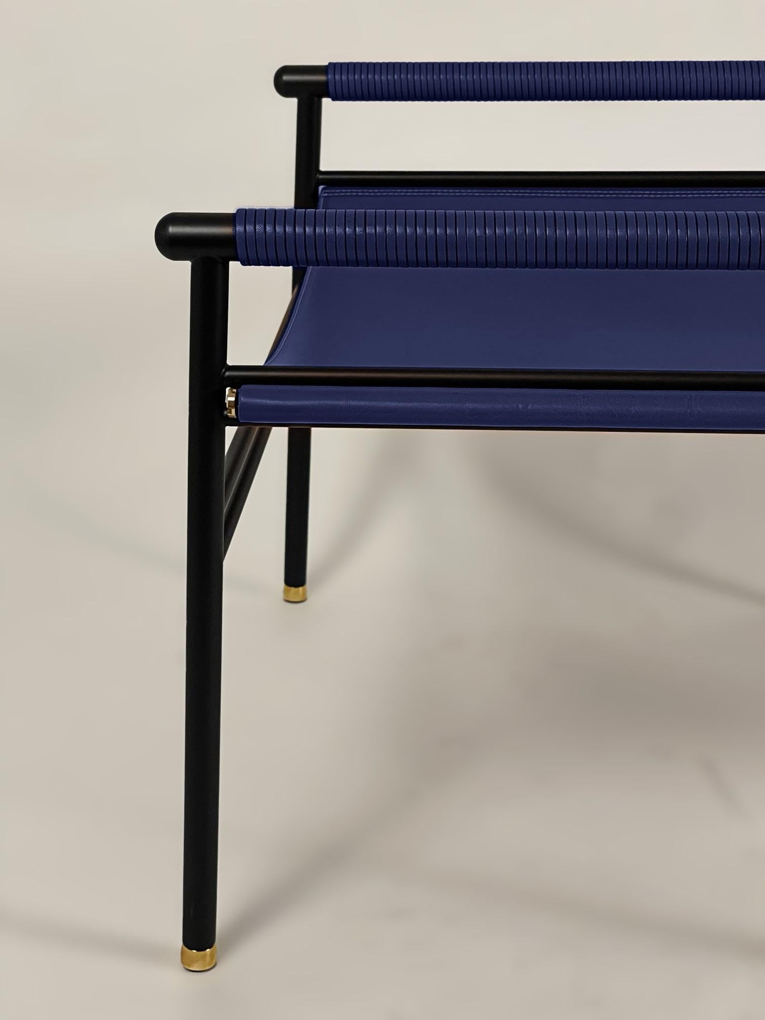 Contemporary Repose Ottoman Footstool Schwarzer Rauchstahl & Marineblaues Leder  (Spanisch) im Angebot