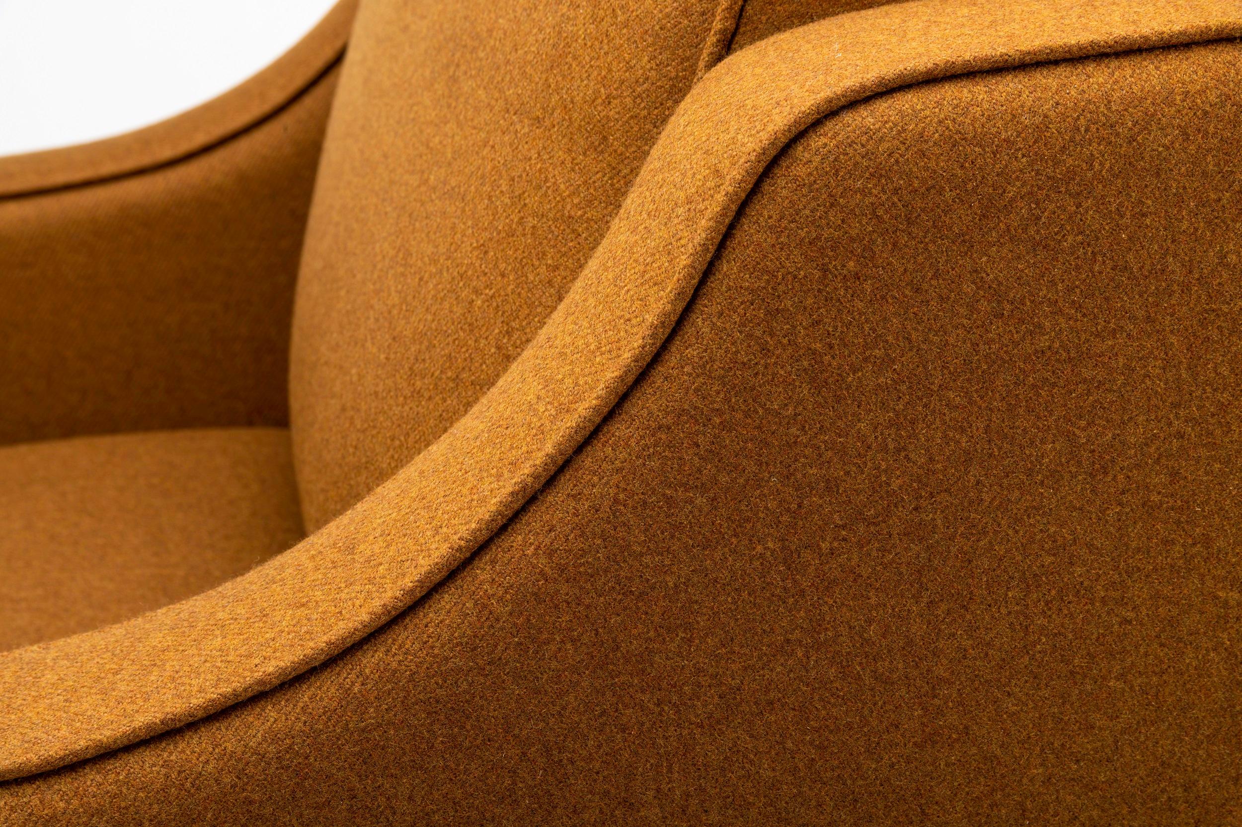 Zeitgenössischer Reposer Stuhl in Sonderausgabe mit Beinen aus britischer Wolle und Nussbaumholz (Ebonisiert) im Angebot
