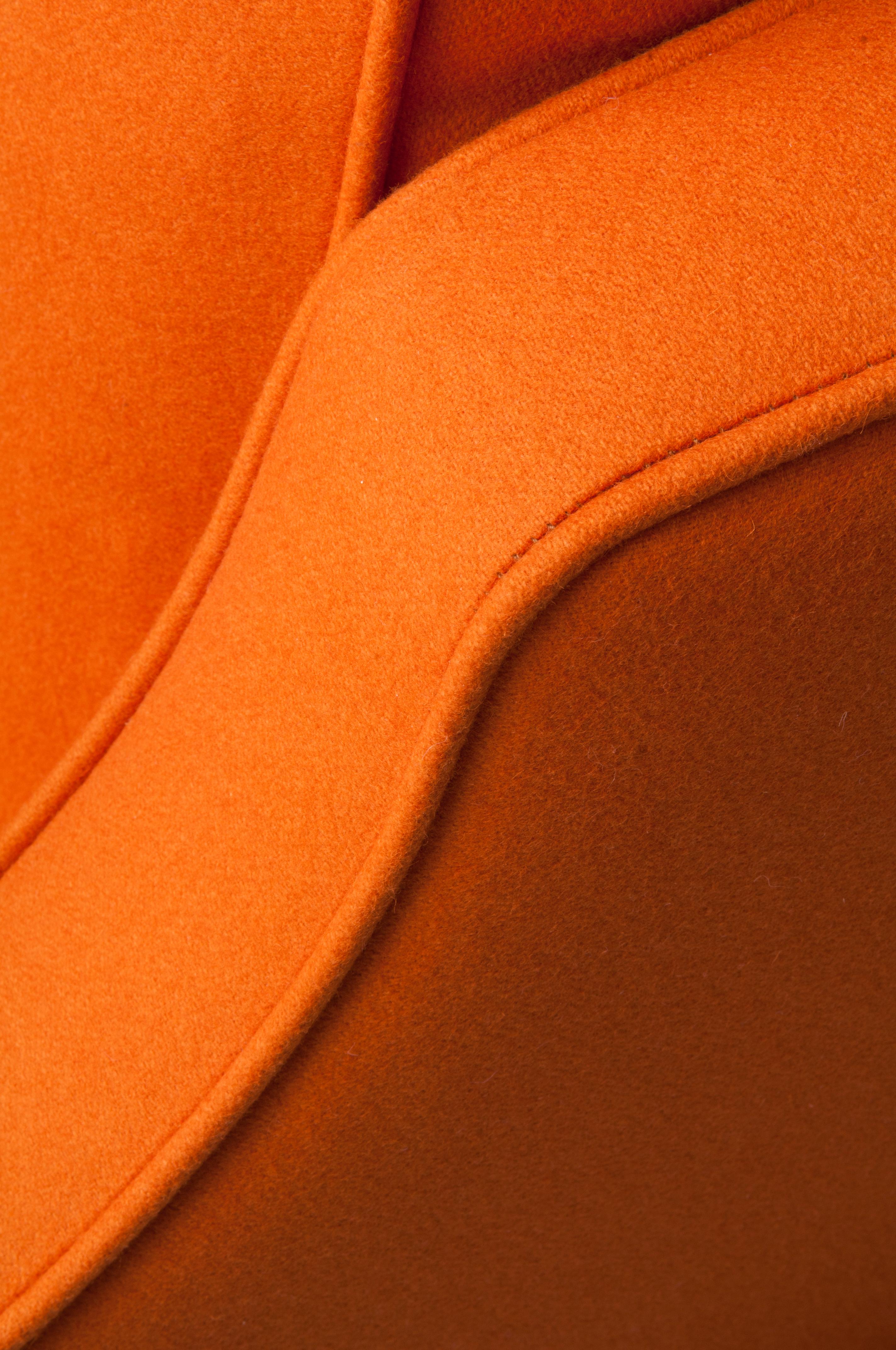 Ottone Poltrona contemporanea Reposer Special Edition in lana inglese e gambe in noce in vendita