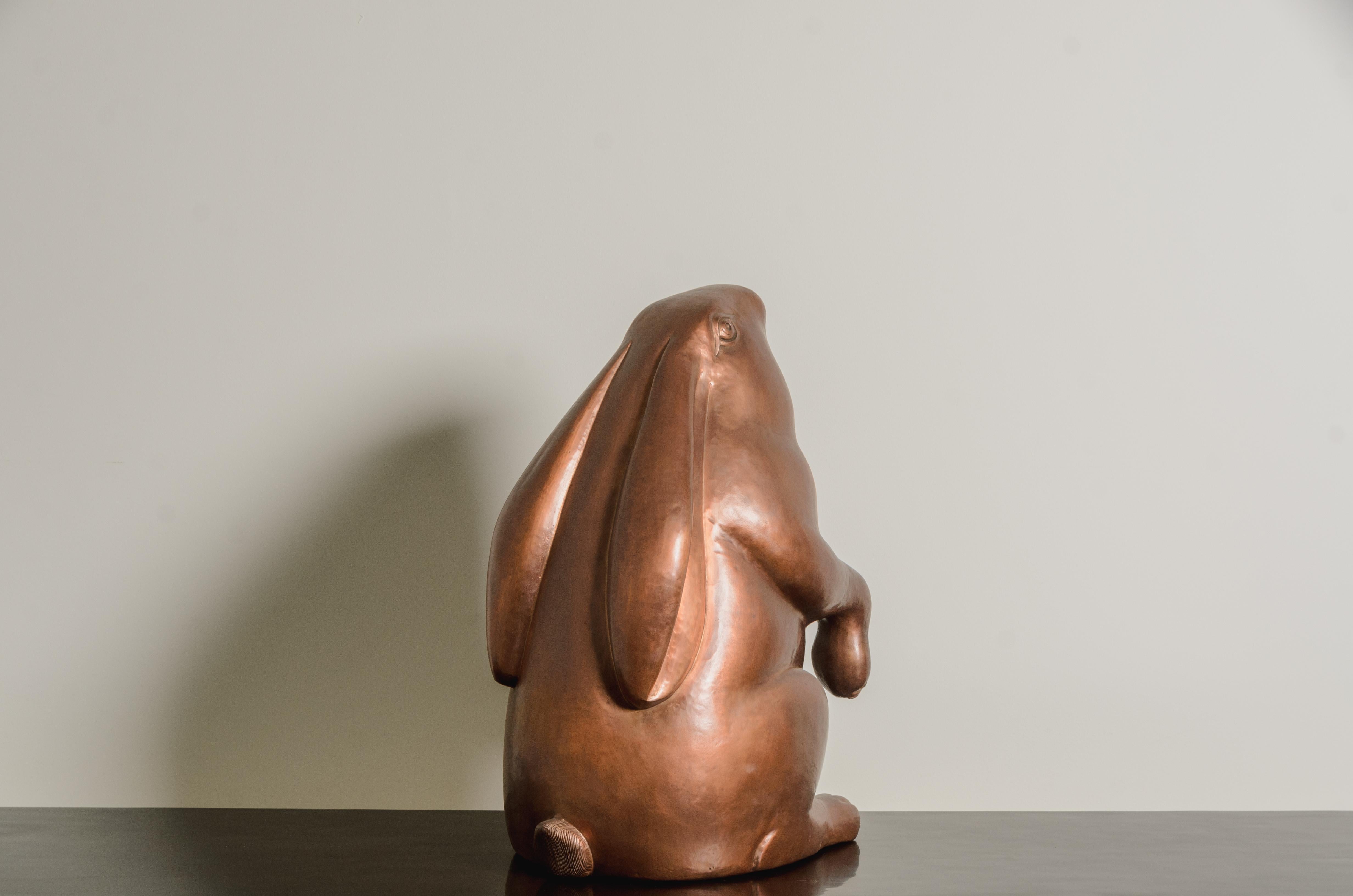 Escultura de conejo (sentado)
Cobre envejecido
Repoussé a mano
Edición limitada
Contemporáneo
Cada pieza se elabora individualmente y es única. 

El repujado es el arte tradicional de grabar a mano relieves decorativos en láminas de metal. La