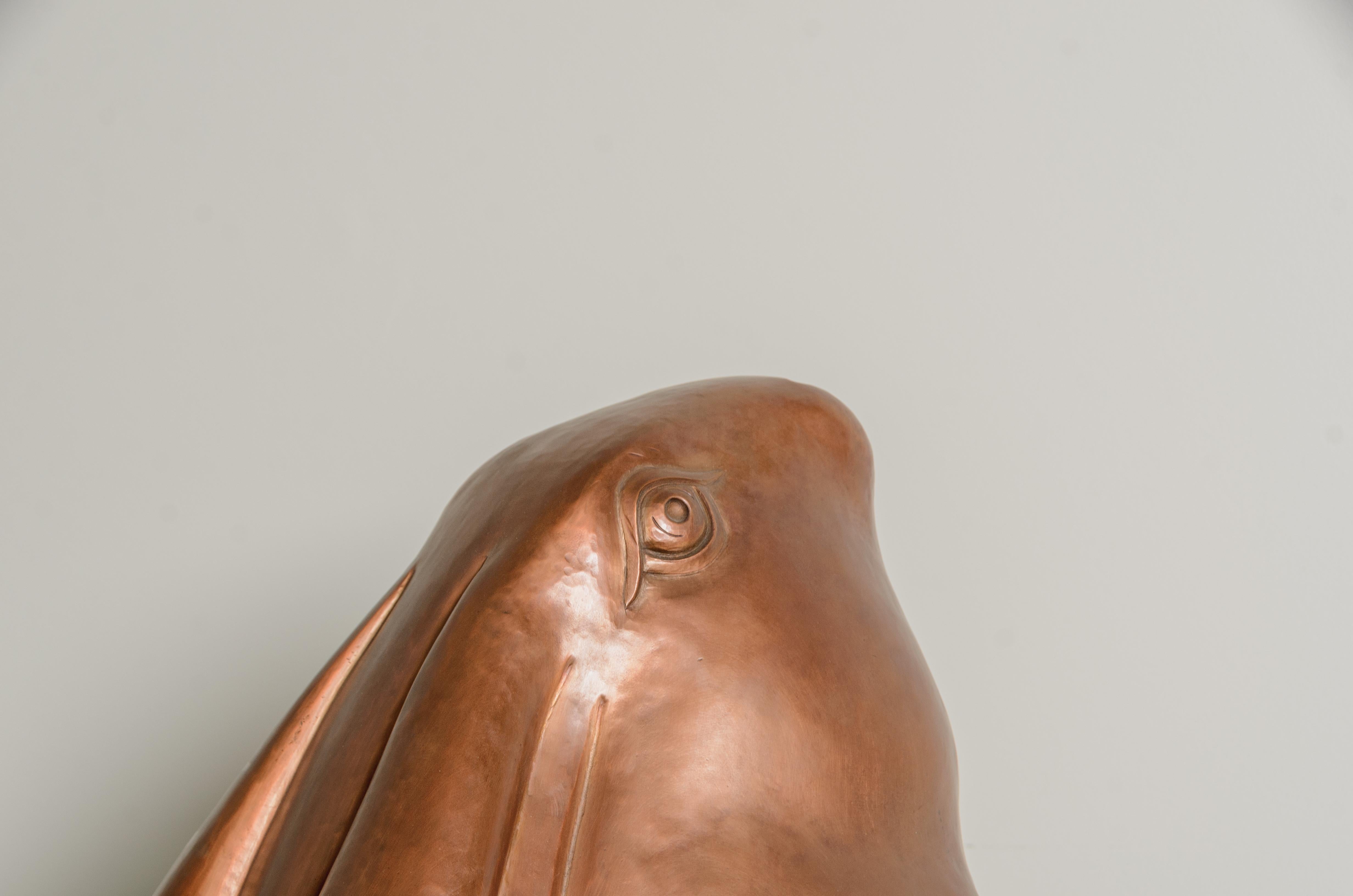 Escultura contemporánea de conejo sentado de cobre envejecido repoussé de Robert Kuo Repujado en venta