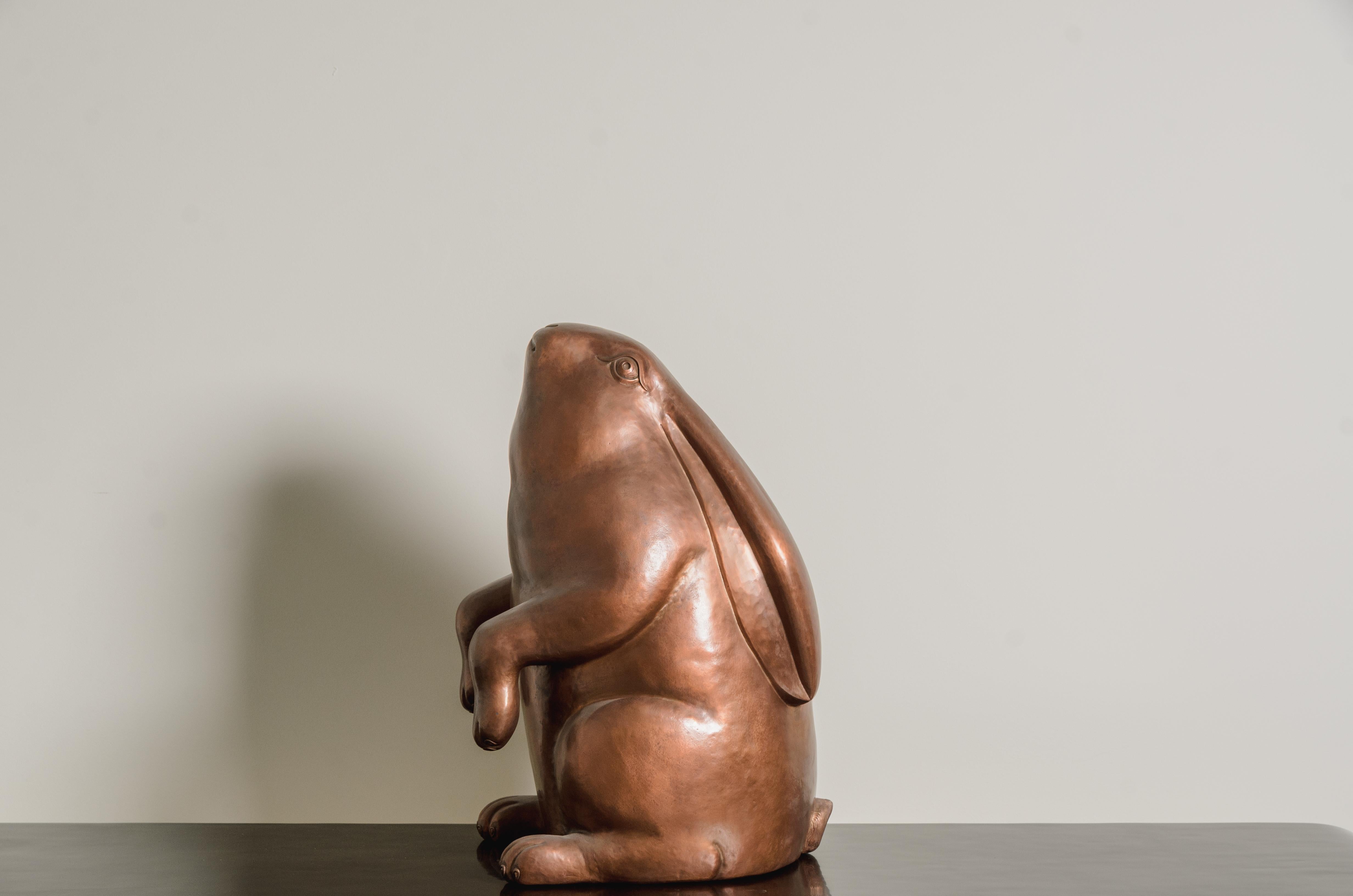 Escultura contemporánea de conejo sentado de cobre envejecido repoussé de Robert Kuo Siglo XXI y contemporáneo en venta