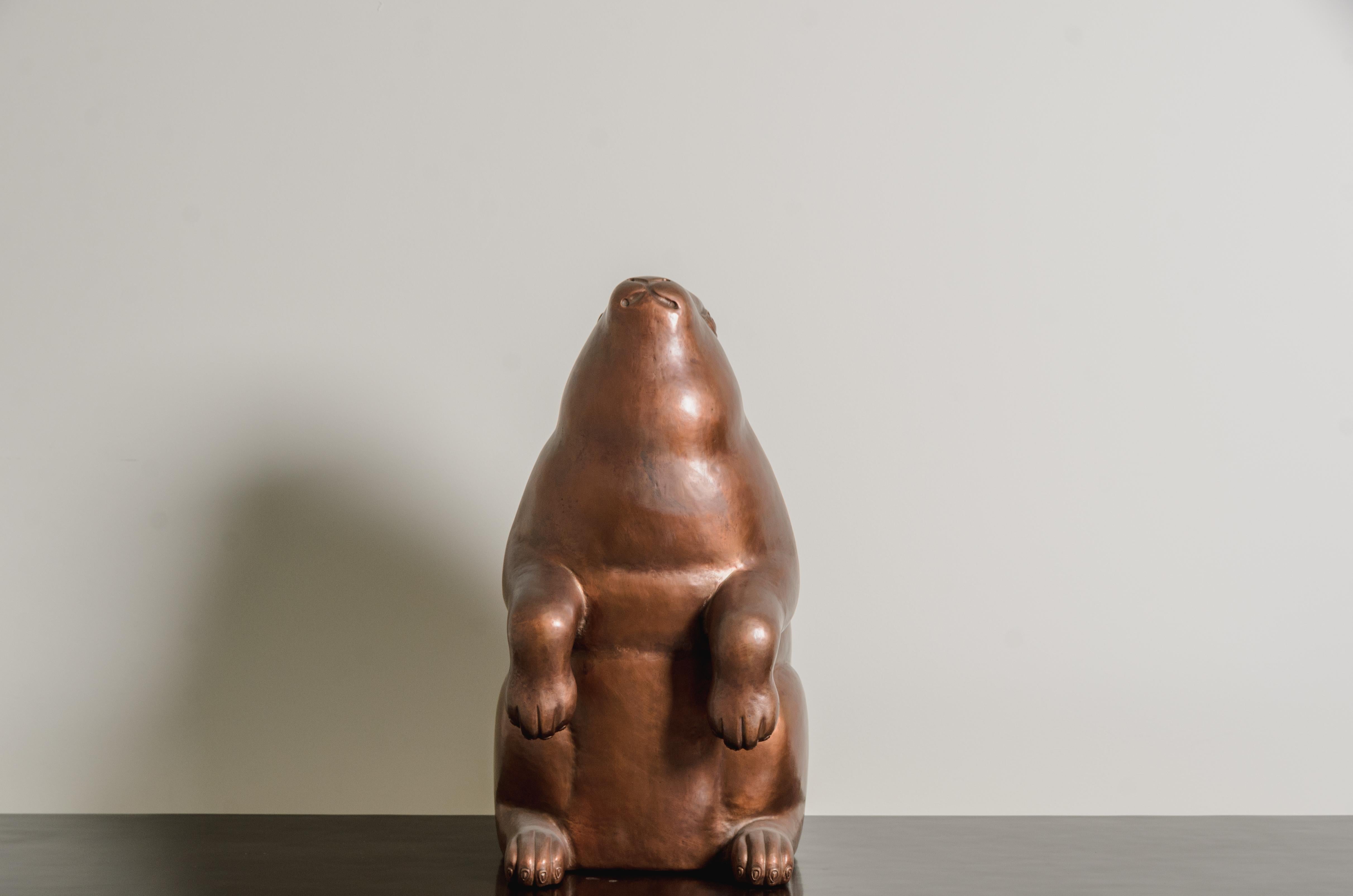 Escultura contemporánea de conejo sentado de cobre envejecido repoussé de Robert Kuo Cobre en venta