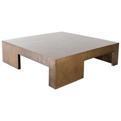 Table basse carrée contemporaine en laiton repoussé avec pieds alternés par Robert Kuo