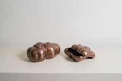 Scatola contemporanea con design a nuvola in rame Repoussé di Robert Kuo, Set di 2