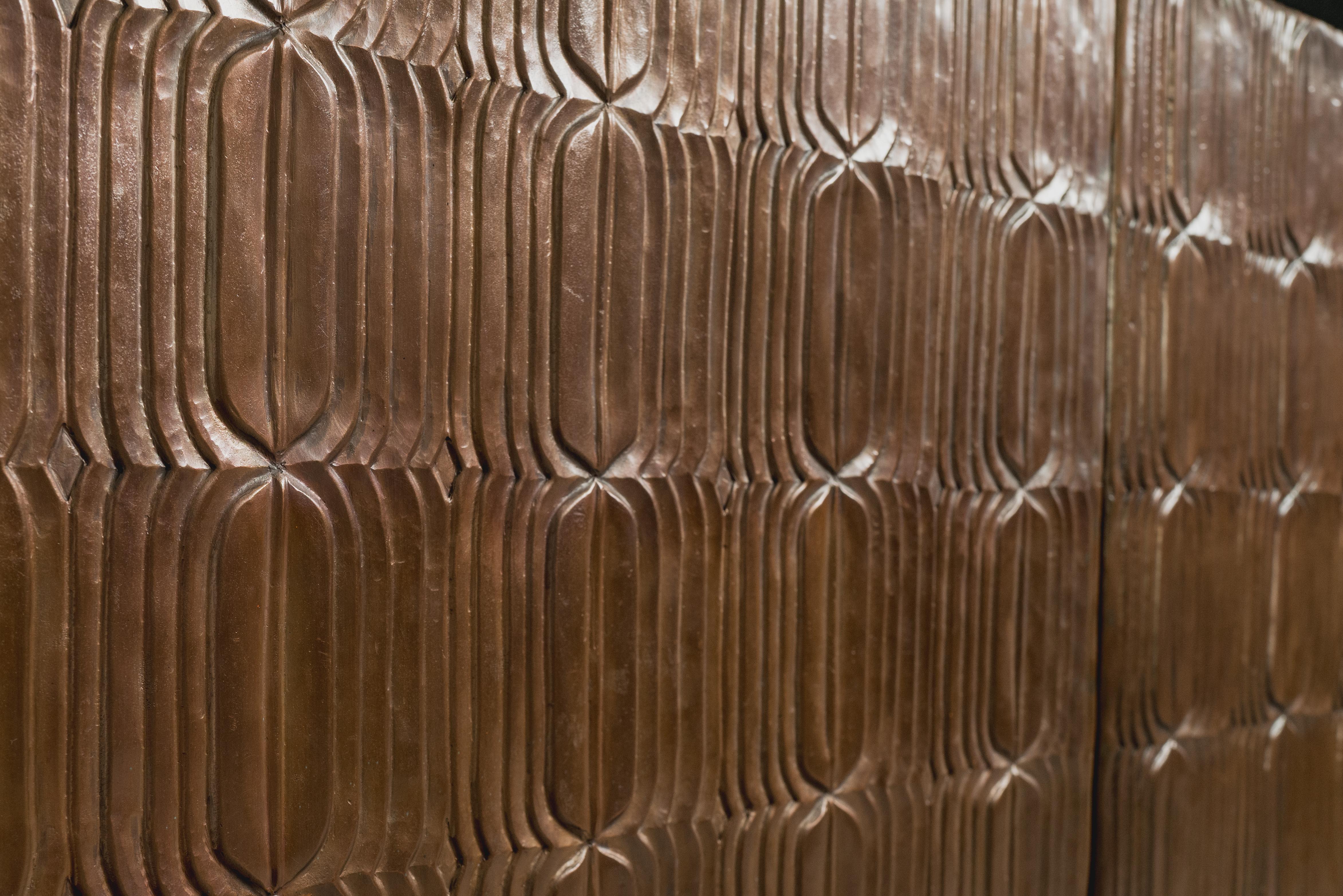 Contemporary Repoussé Copper Feather Design 4 Door Buffet by Robert Kuo (Kupfer) im Angebot