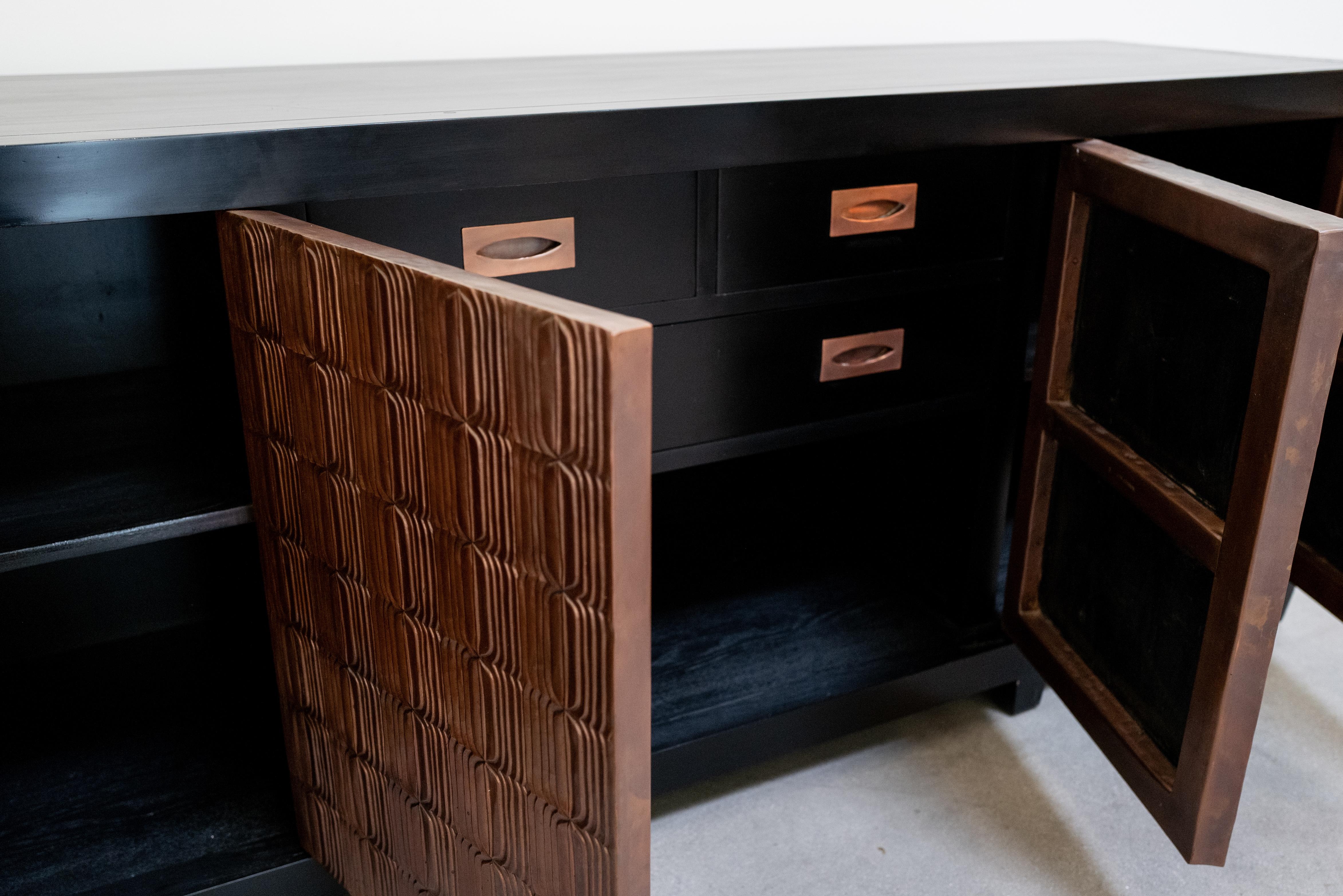 Contemporary Repoussé Copper Feather Design 4 Door Buffet by Robert Kuo im Angebot 3