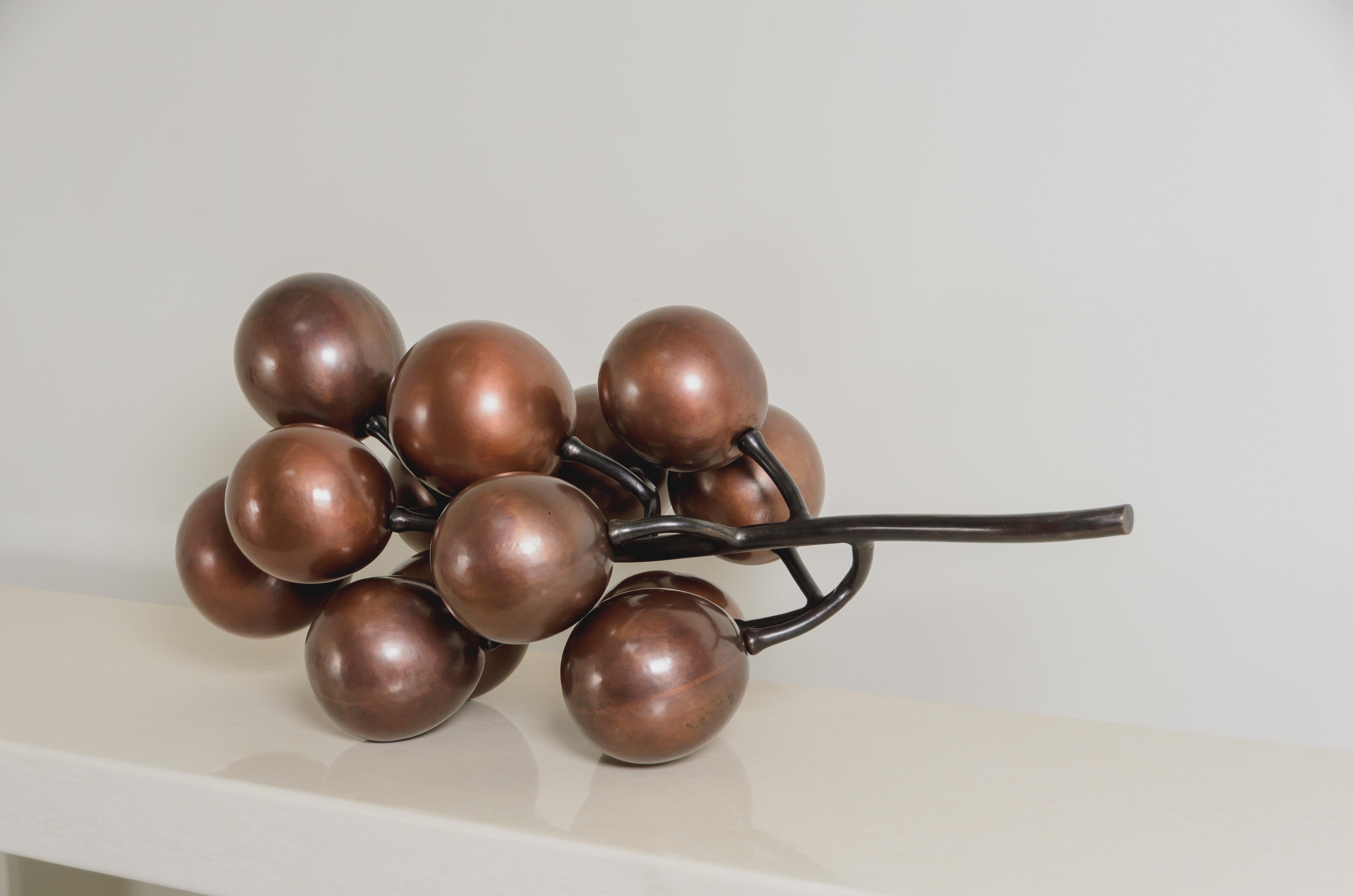 Scultura di rametti d'uva
Rame anticato
Mano Repoussé 
Rame
Contemporaneo
Ogni pezzo è realizzato singolarmente ed è unico. 

Il repoussé è l'arte tradizionale di martellare a mano rilievi decorativi sulla lamiera. La tecnica ha avuto origine