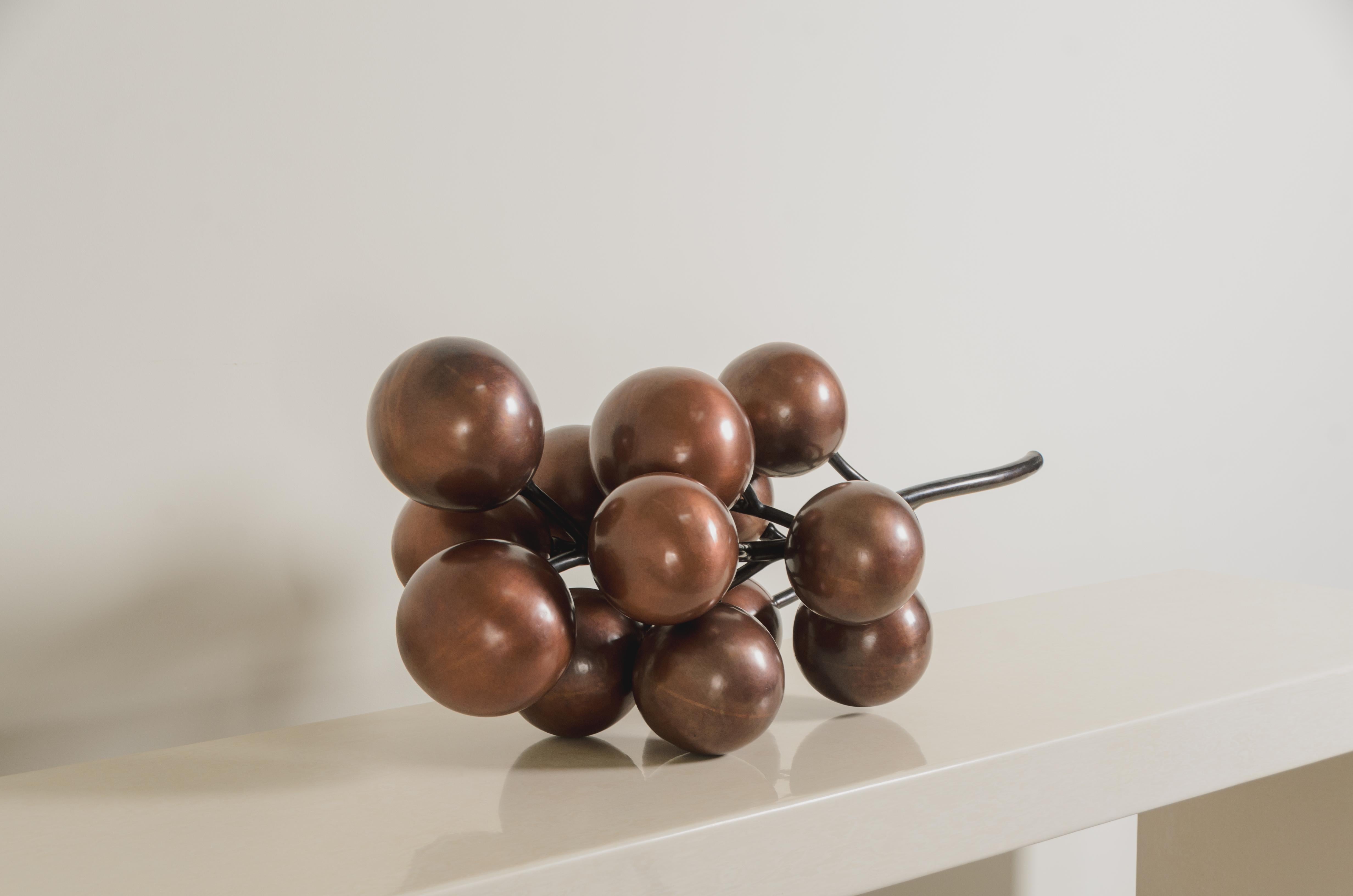 Moderno Scultura contemporanea in rame Repoussé con ramoscello d'uva di Robert Kuo in vendita