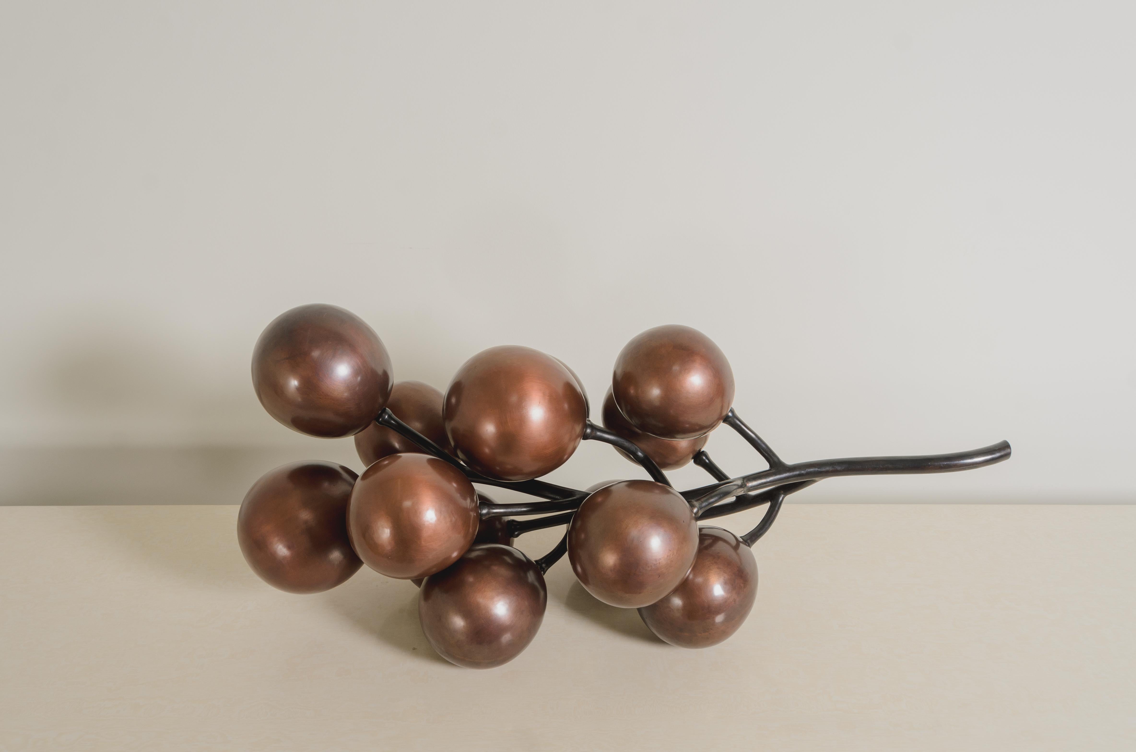 Sbalzo Scultura contemporanea in rame Repoussé con ramoscello d'uva di Robert Kuo in vendita