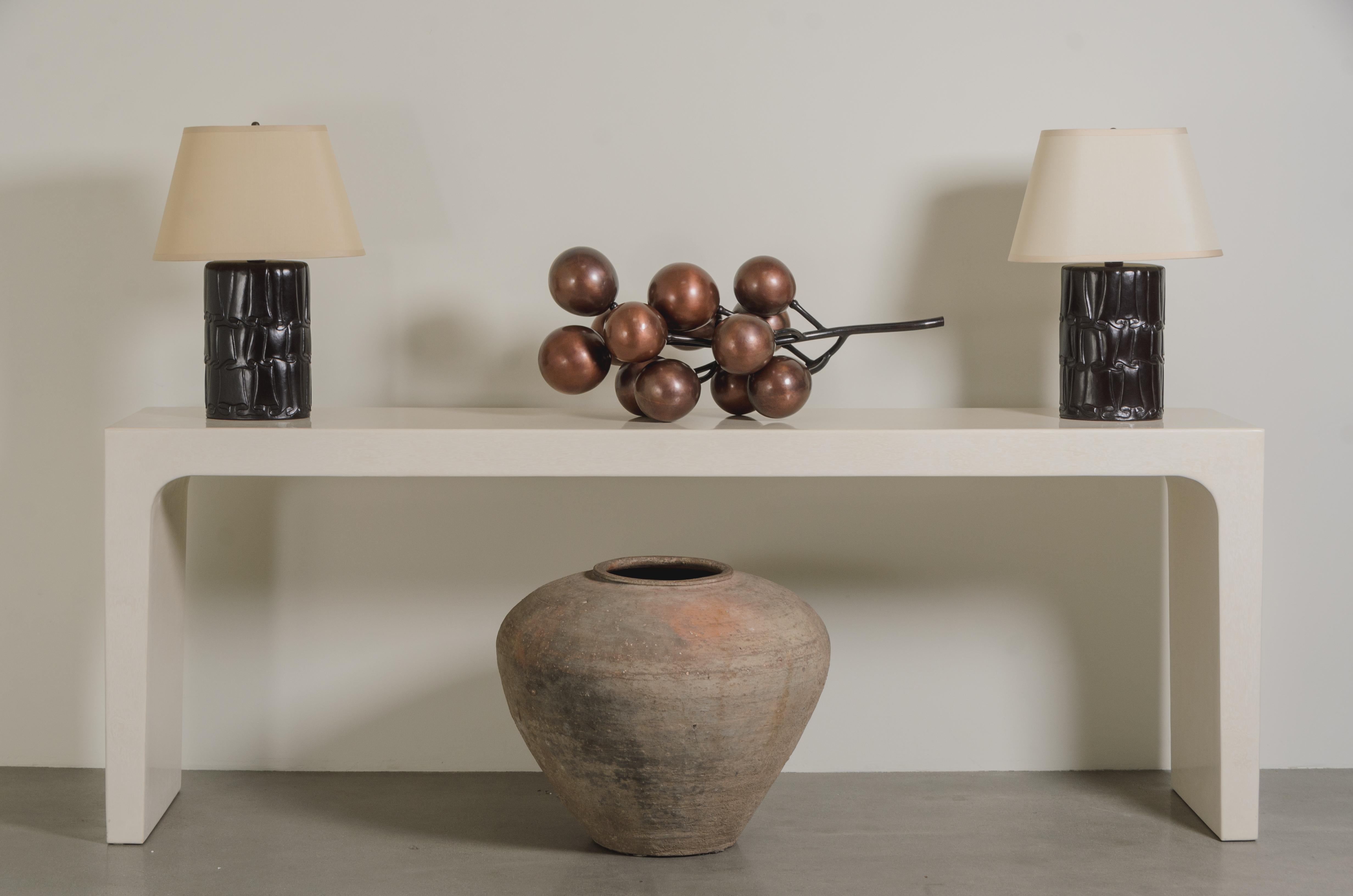 Scultura contemporanea in rame Repoussé con ramoscello d'uva di Robert Kuo In condizioni Nuovo in vendita a Los Angeles, CA