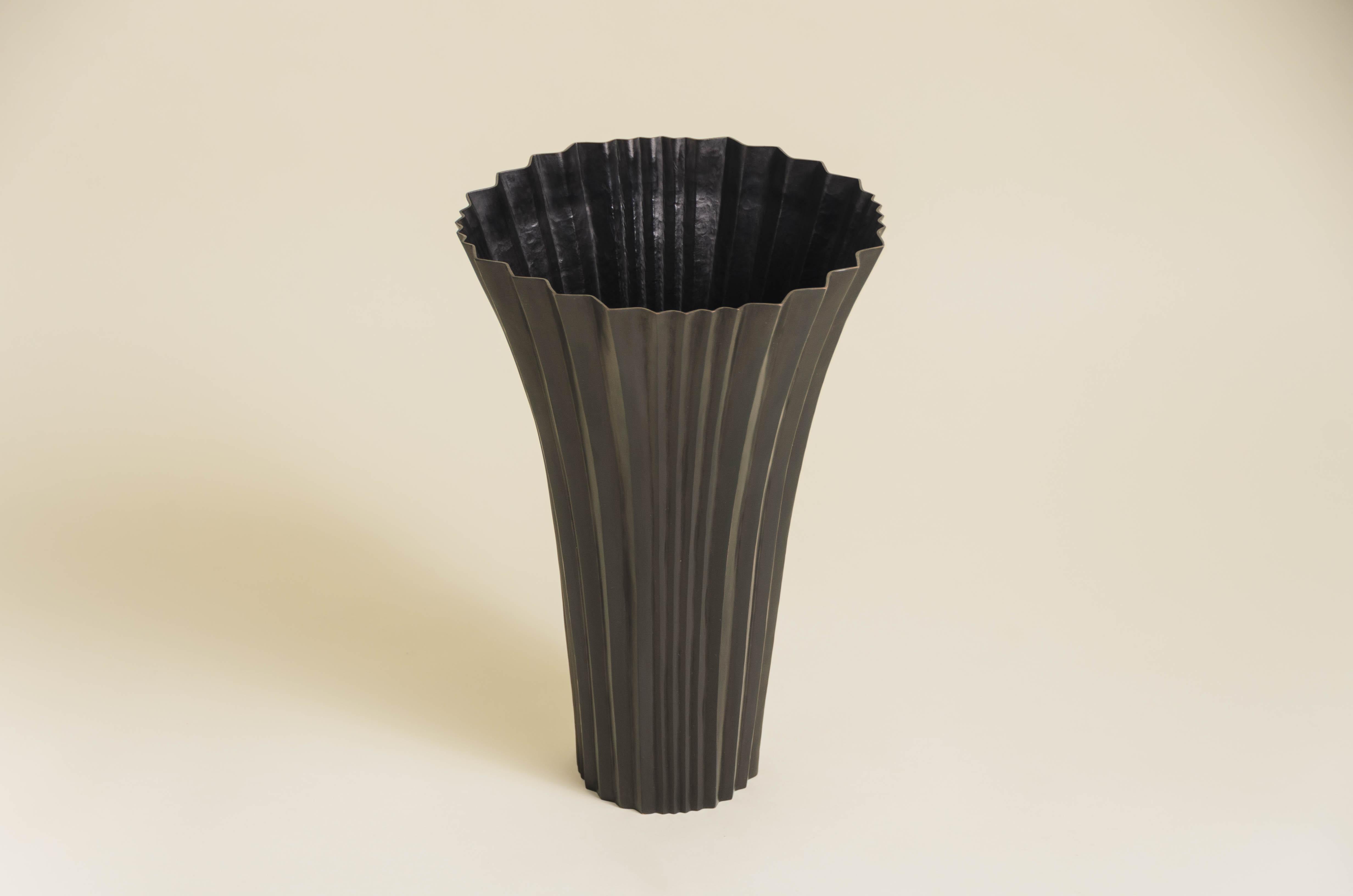Vase mit Fächerdesign
Schwarz-Kupfer-Finish
Hand Repoussé
Zeitgenössisch
Limitierte Auflage
Jedes Stück wird individuell angefertigt und ist einzigartig. 

Repoussé ist die traditionelle Kunst, ein dekoratives Relief von Hand auf ein Blech zu