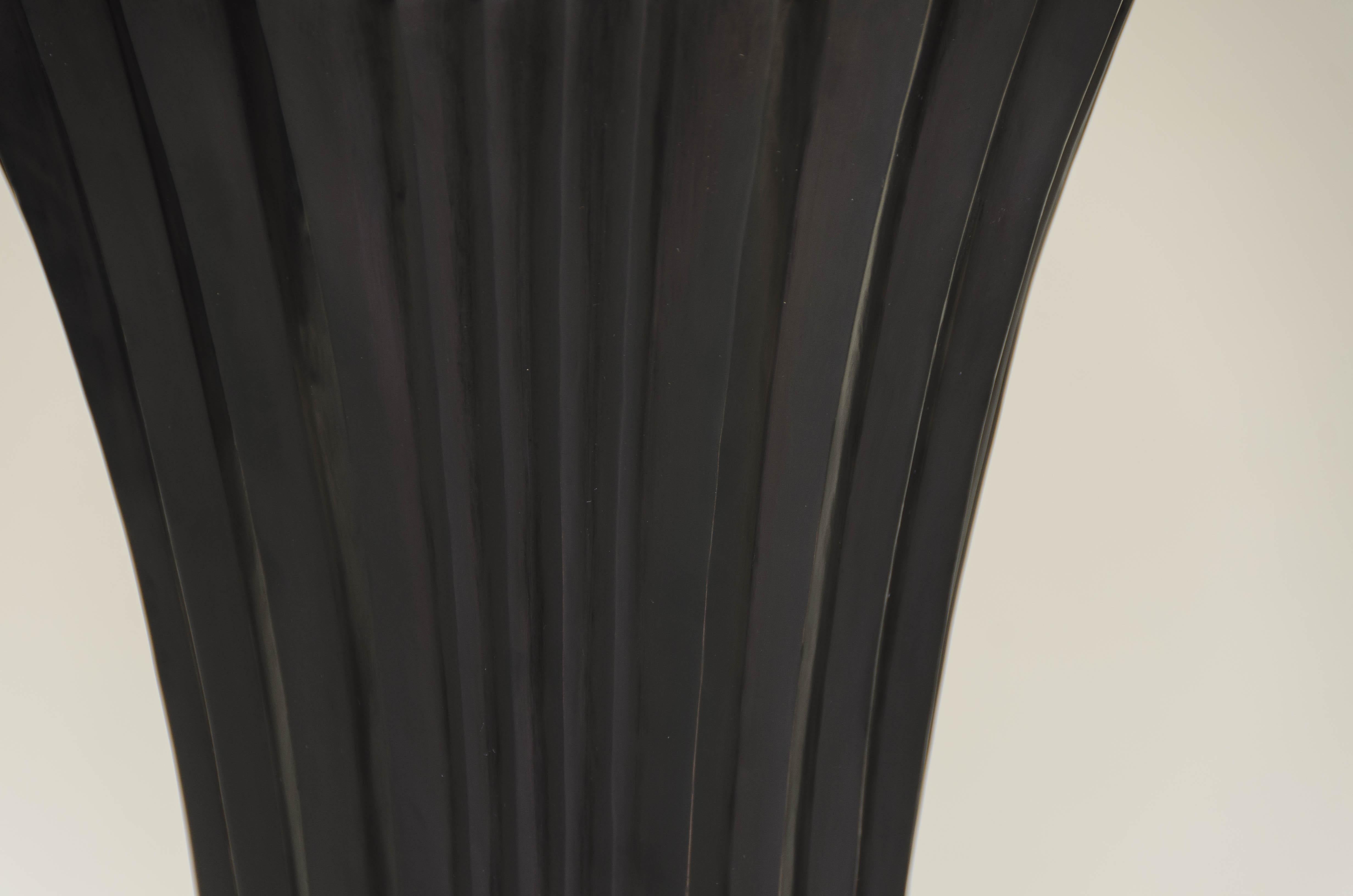 Zeitgenössische Vase im Repousse-Fächerdesign aus schwarzem Kupfer von Robert Kuo, limitiert (Moderne) im Angebot