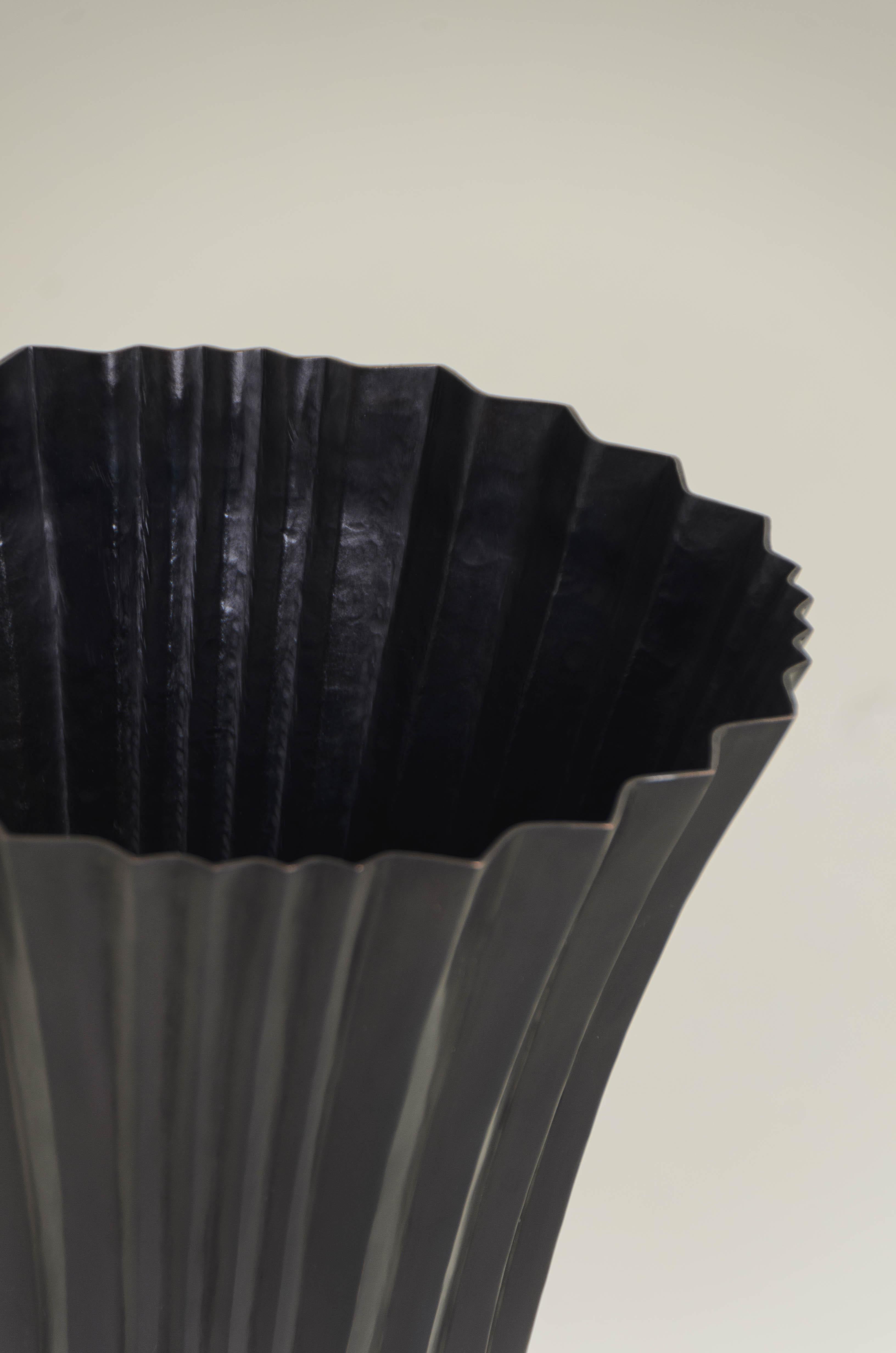 Zeitgenössische Vase im Repousse-Fächerdesign aus schwarzem Kupfer von Robert Kuo, limitiert (Repoussé) im Angebot