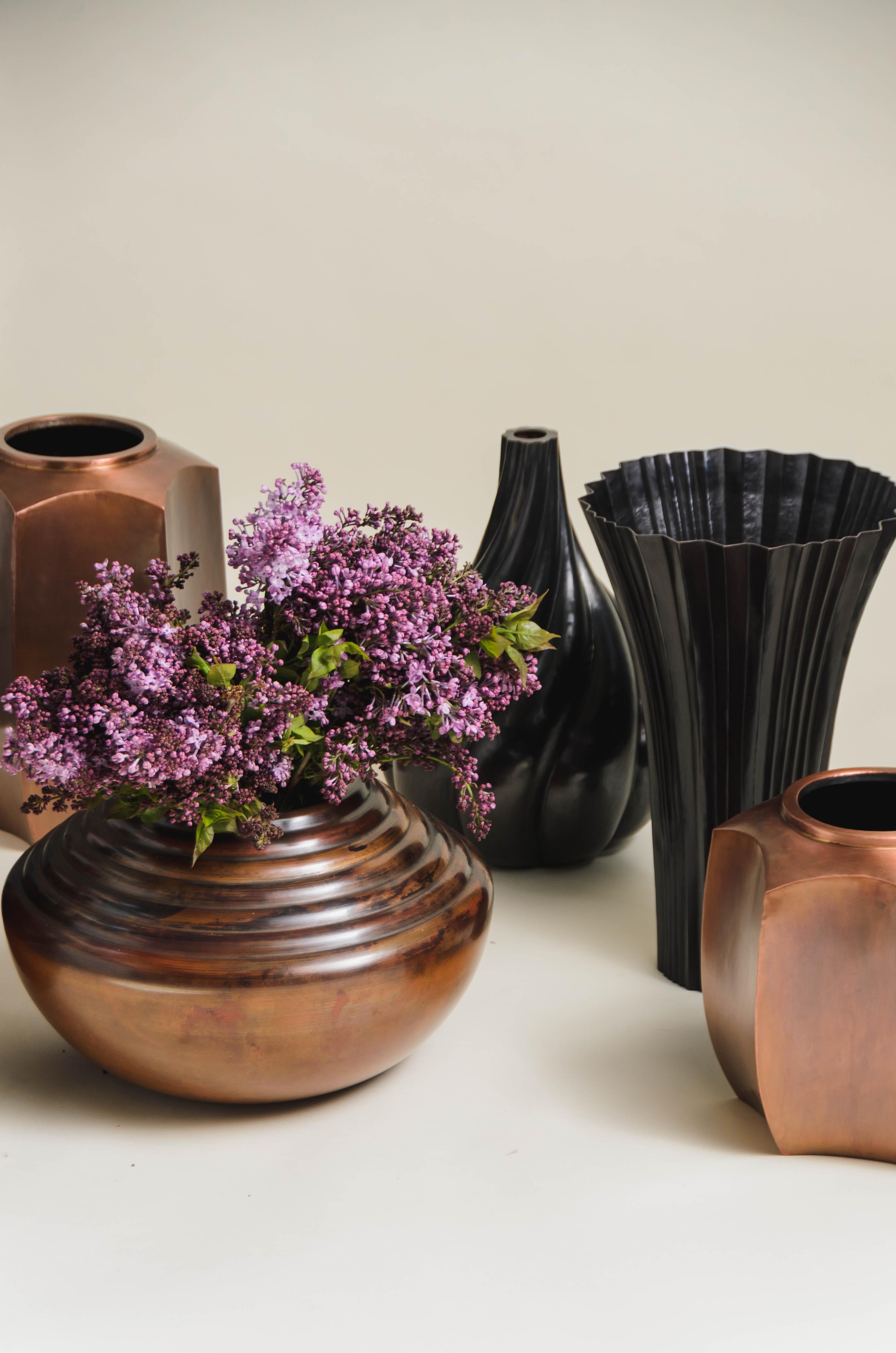 Zeitgenössische Vase im Repousse-Fächerdesign aus schwarzem Kupfer von Robert Kuo, limitiert im Zustand „Neu“ im Angebot in Los Angeles, CA