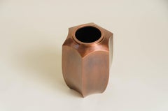 Vaso alto esagonale Repoussé contemporaneo in rame antico di Robert Kuo