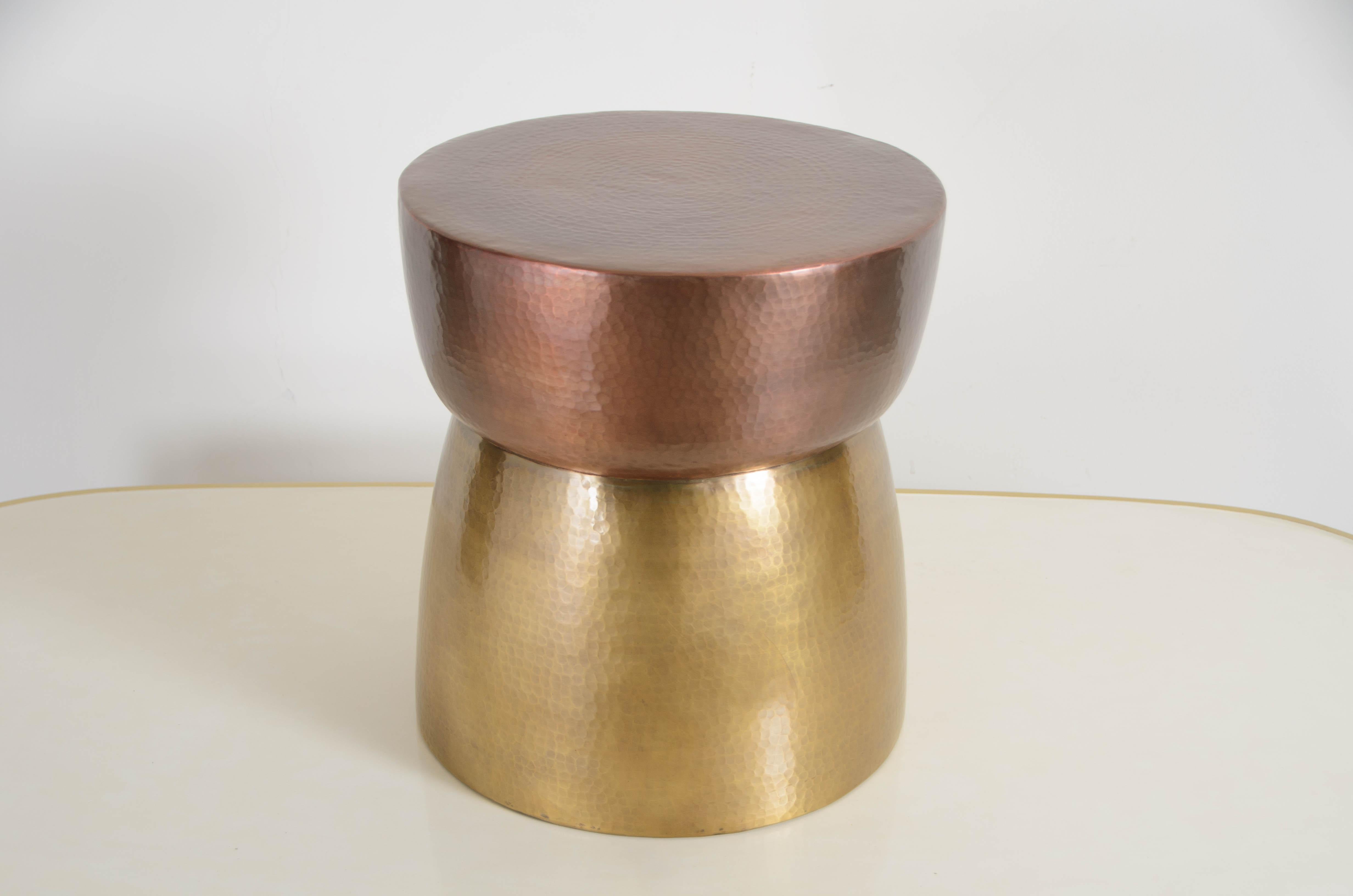 Moderne Tabouret à tambour Repouss High Empire contemporain en cuivre et laiton de Robert Kuo en vente
