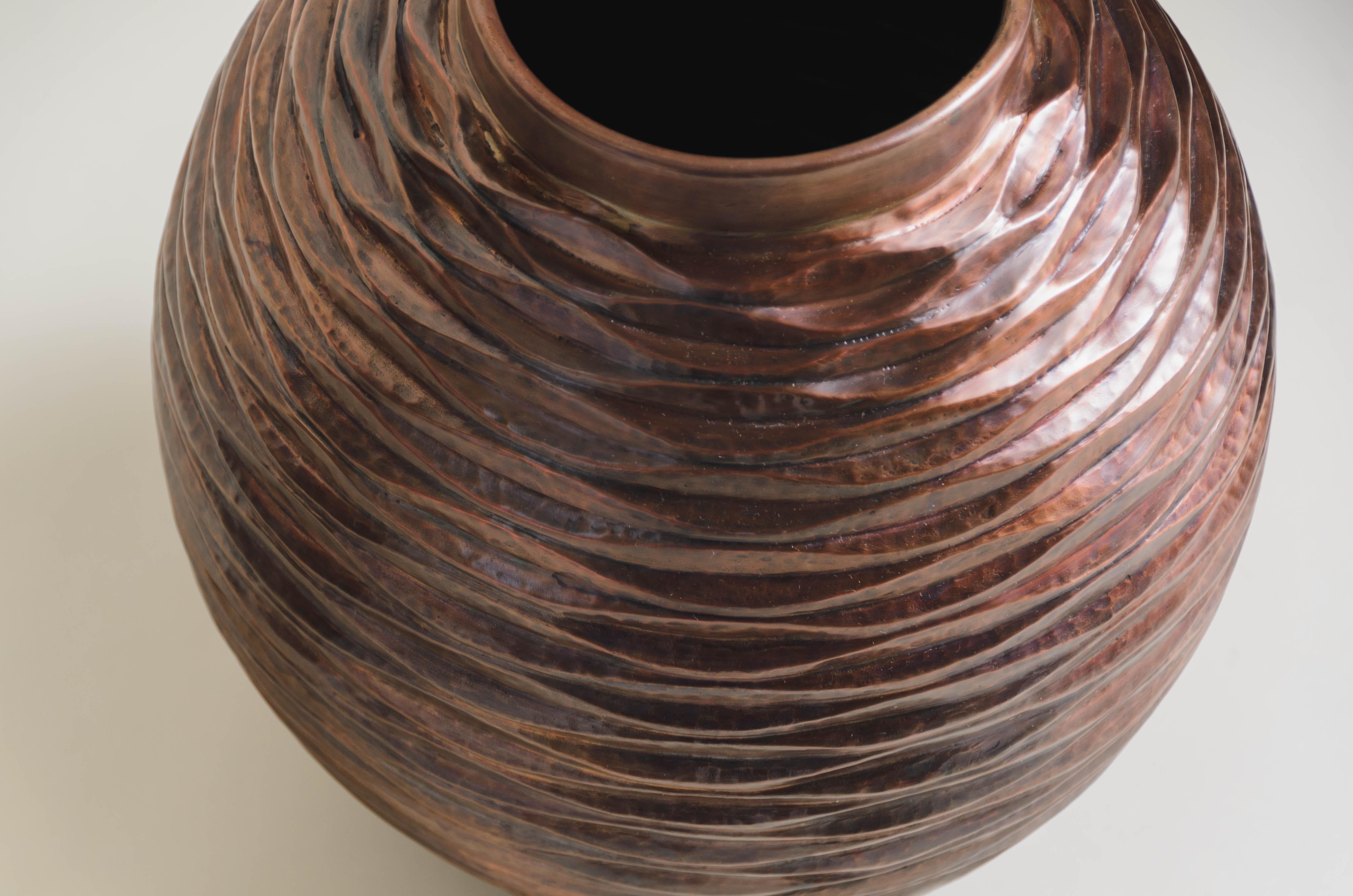 Sbalzo Vasetto Ju Wen contemporaneo in rame antico Repousse di Robert Kuo in vendita